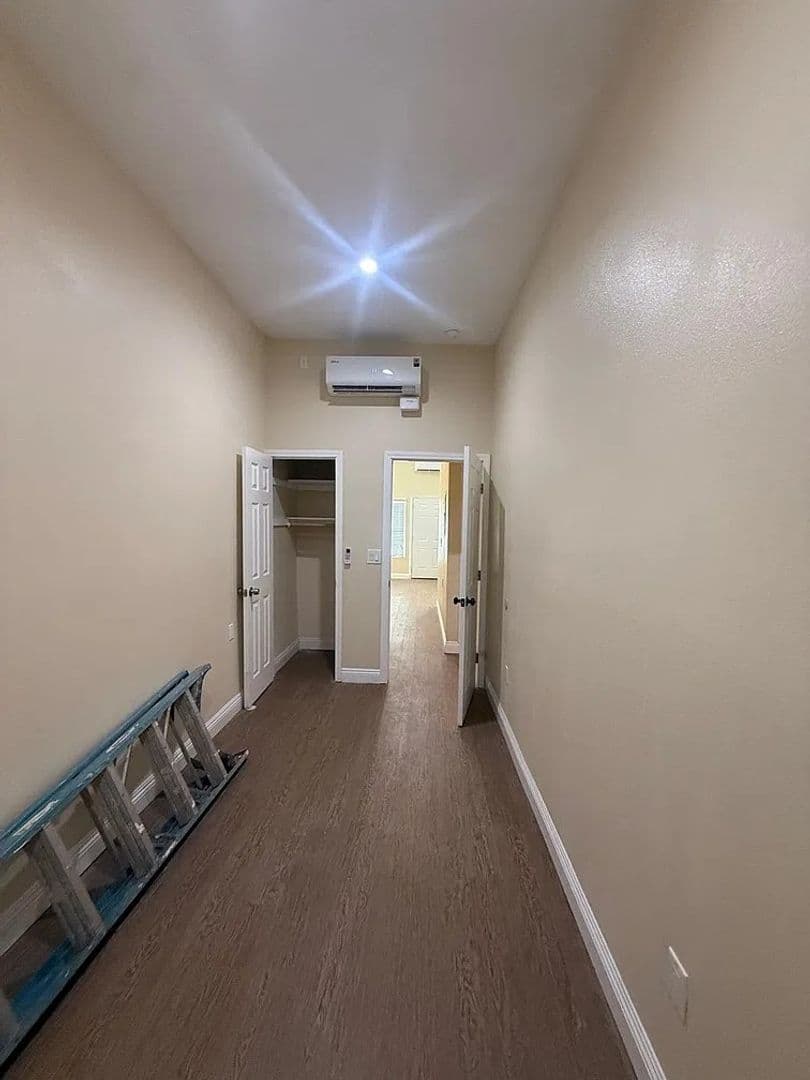 Los Angeles Apartment: 922 1/2 N Fickett Street