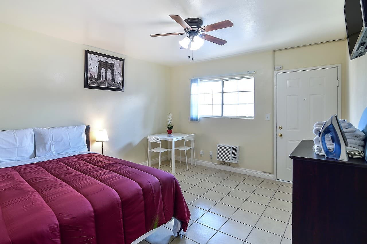 Los Angeles Apartment: 4905 W Adams Blvd