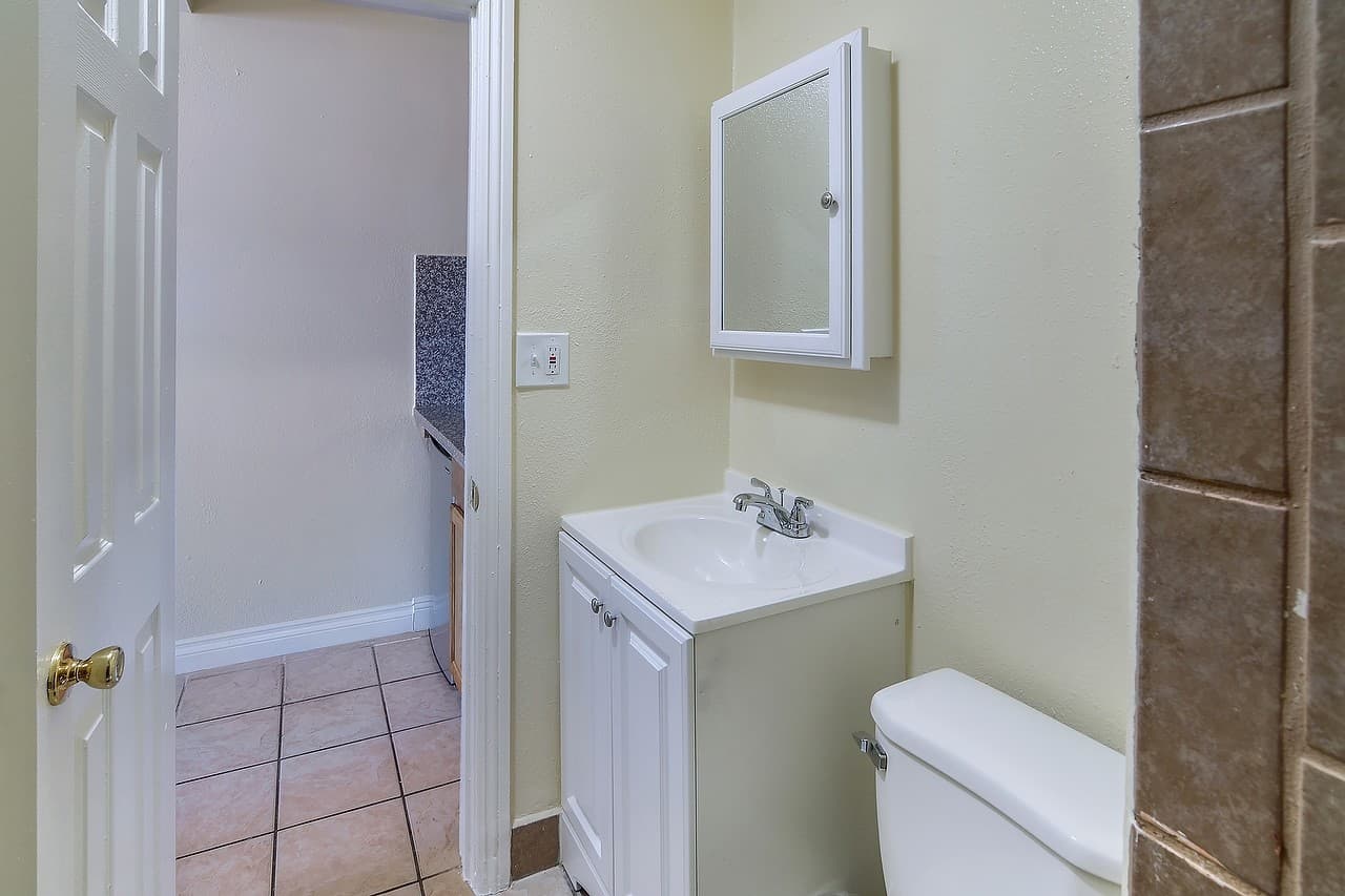 Los Angeles Apartment: 4905 W Adams Blvd