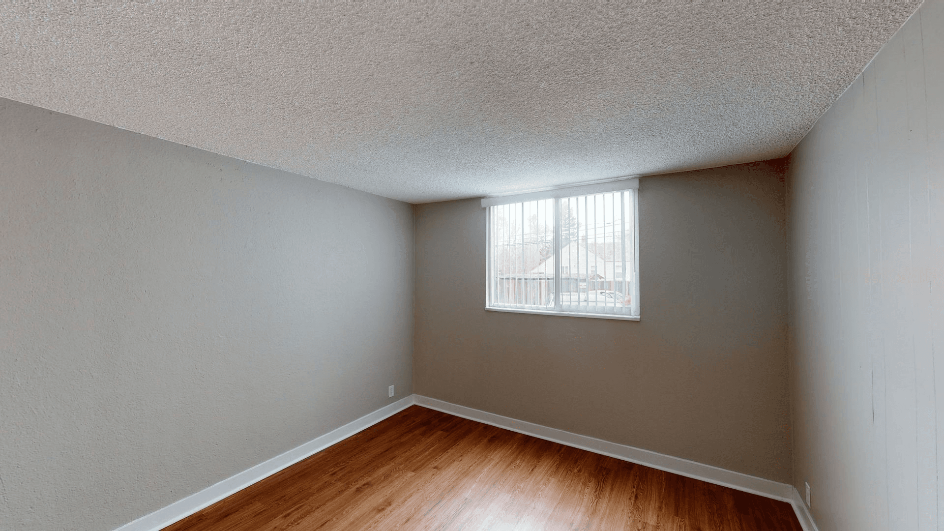 Aurora Apartment: 1945 Peoria St