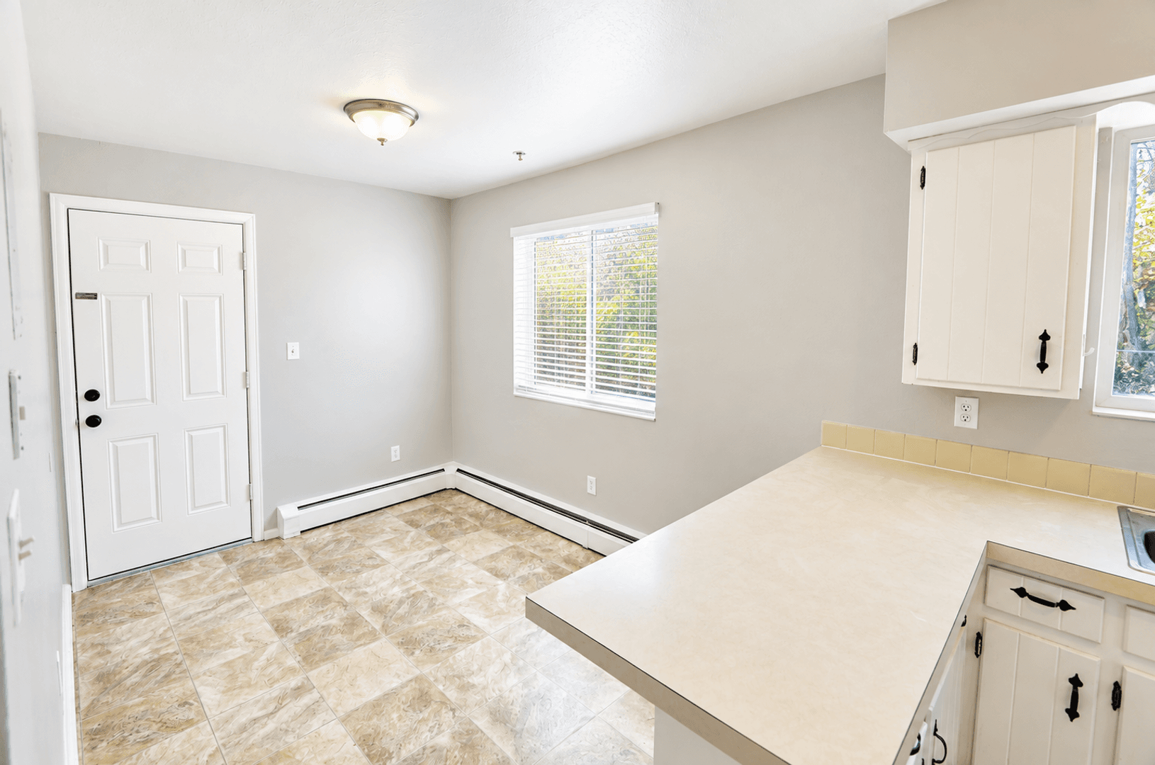 Centennial Apartment: 5705 S Pearl St