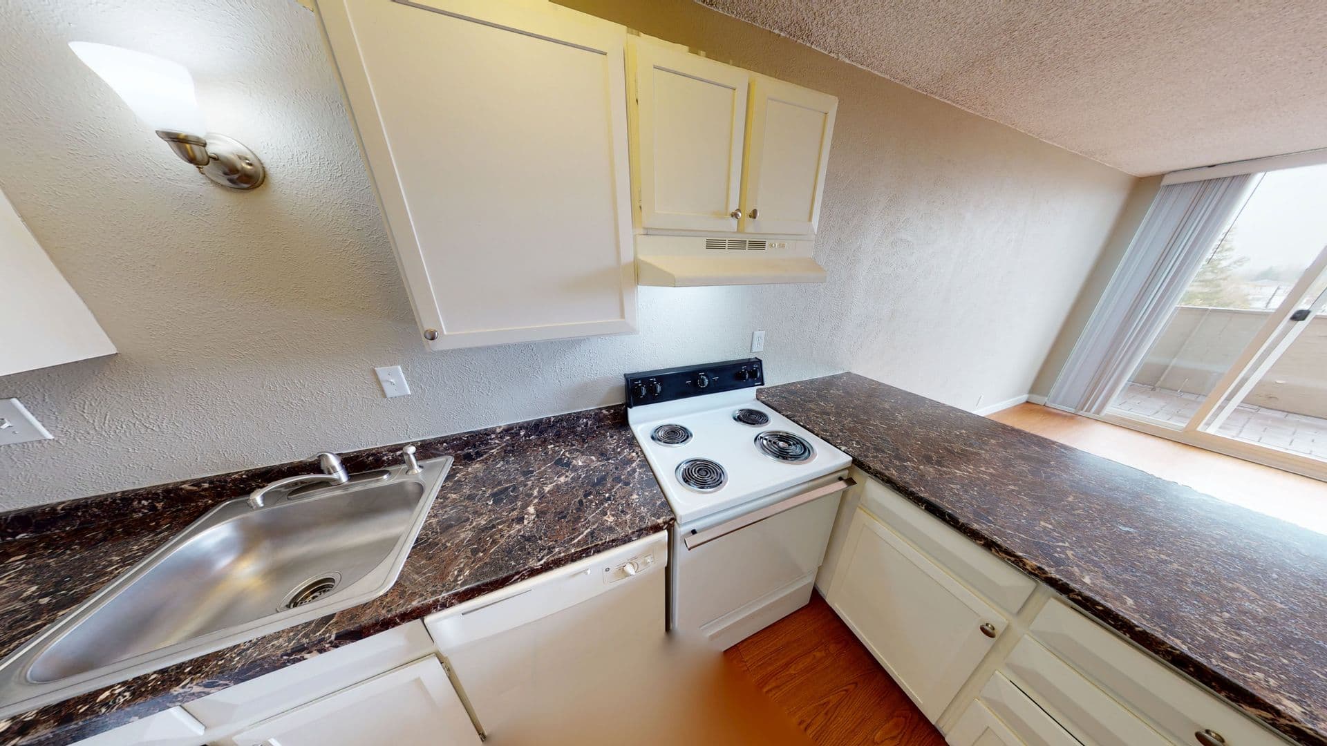 Aurora Apartment: 1945 Peoria St