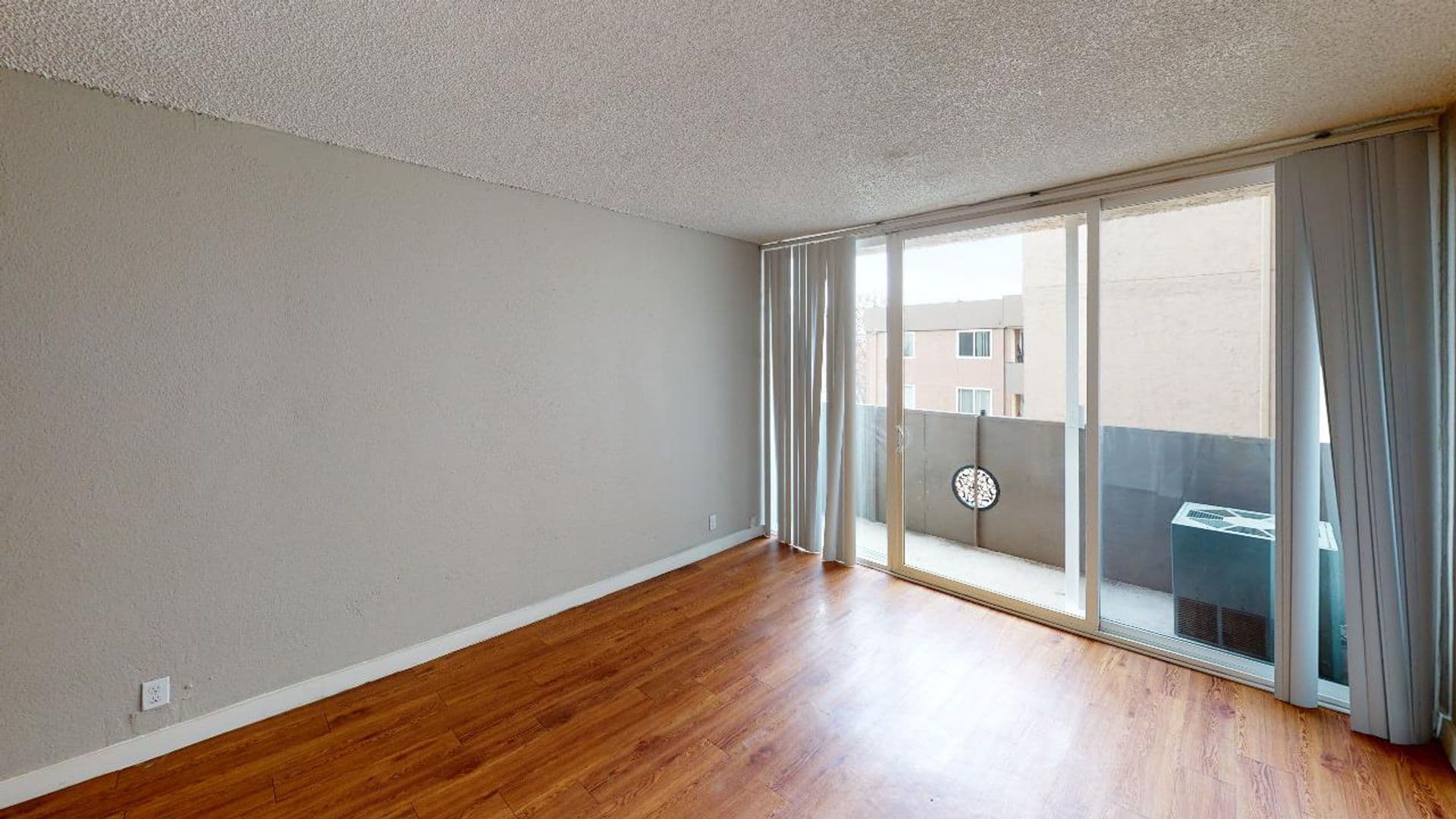 Aurora Apartment: 1945 Peoria St