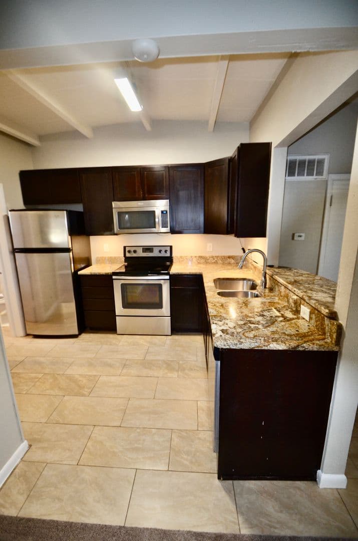 Edgewater Apartment: 2240-2246 N Ames St