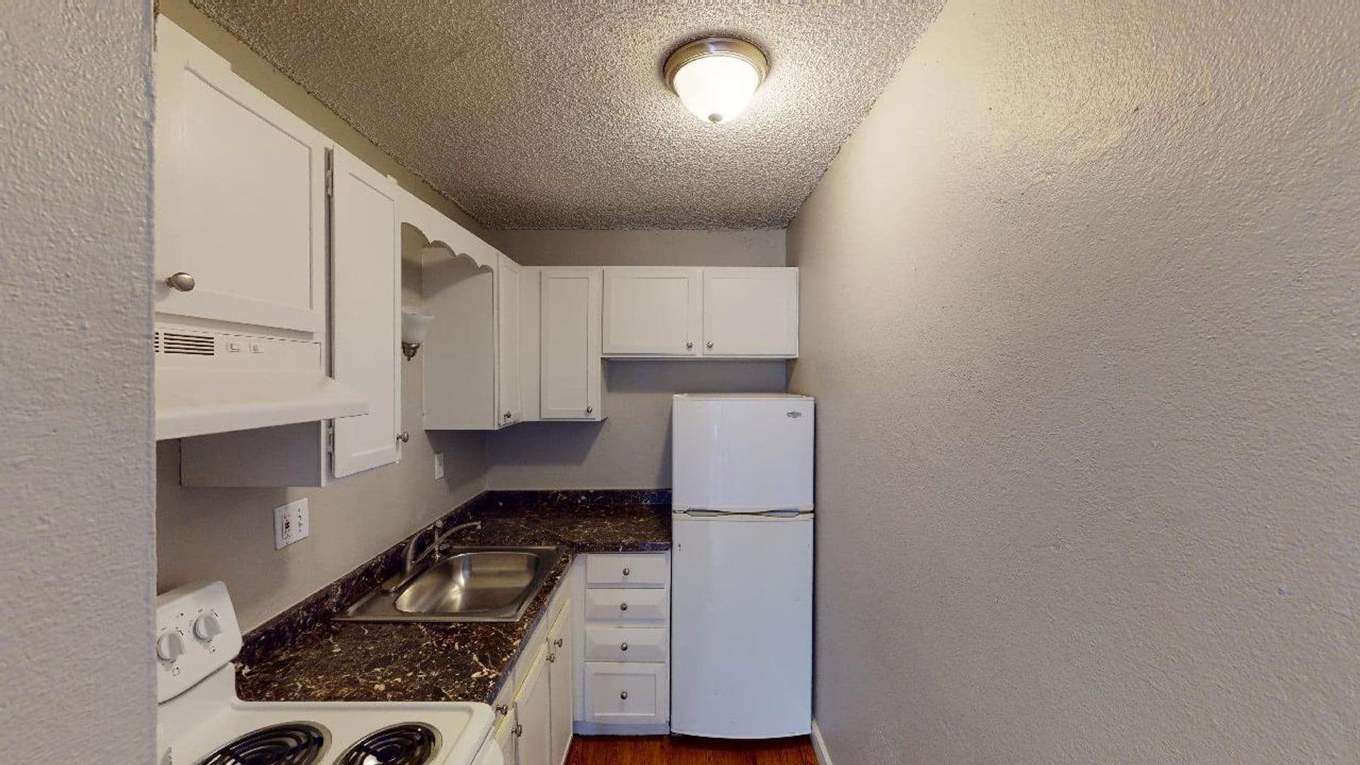 Aurora Apartment: 1945 Peoria St