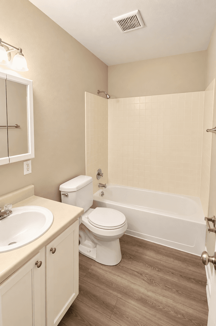 Centennial Apartment: 5750-5760 S Pennsylvania St