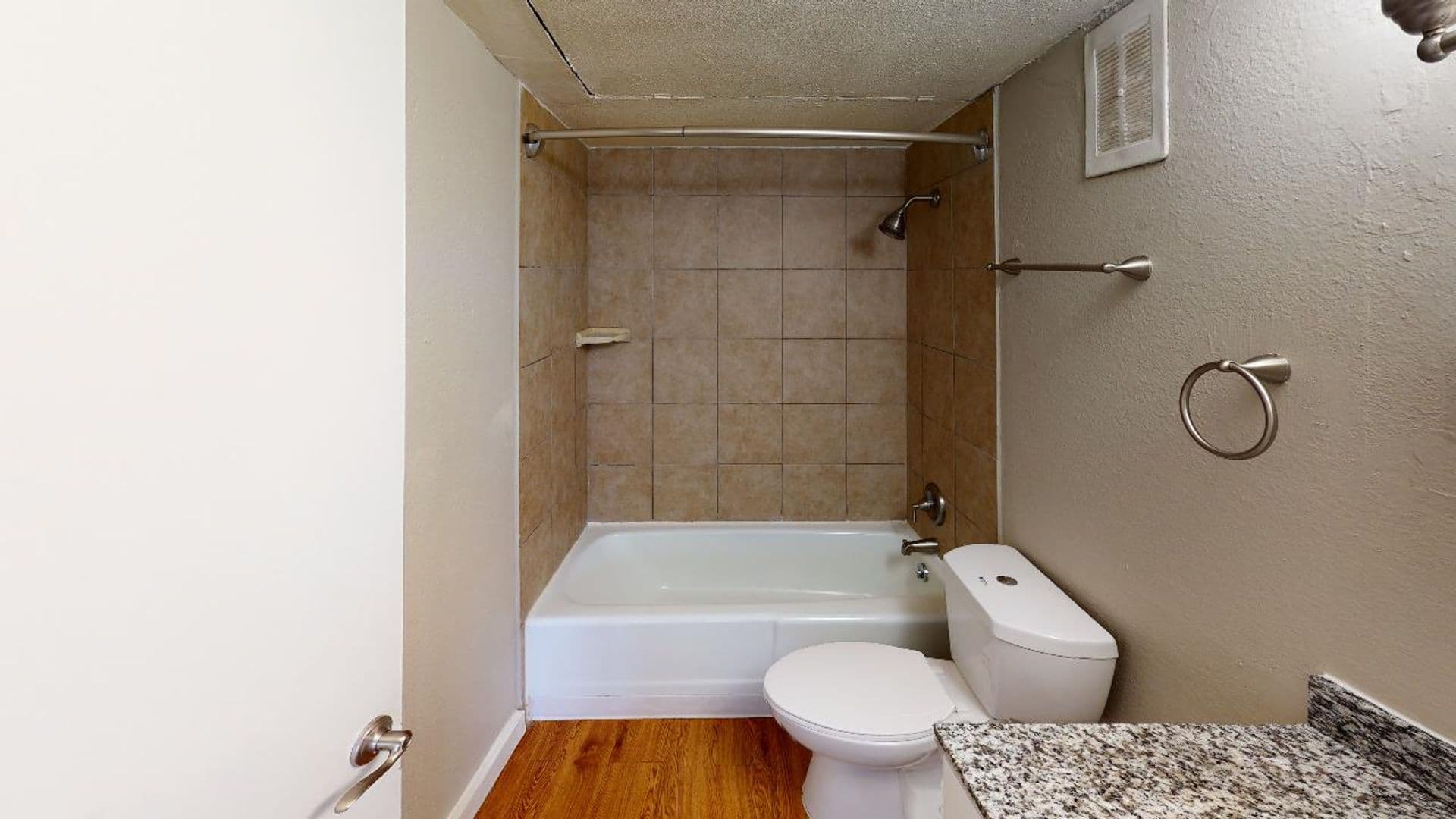Aurora Apartment: 1945 Peoria St