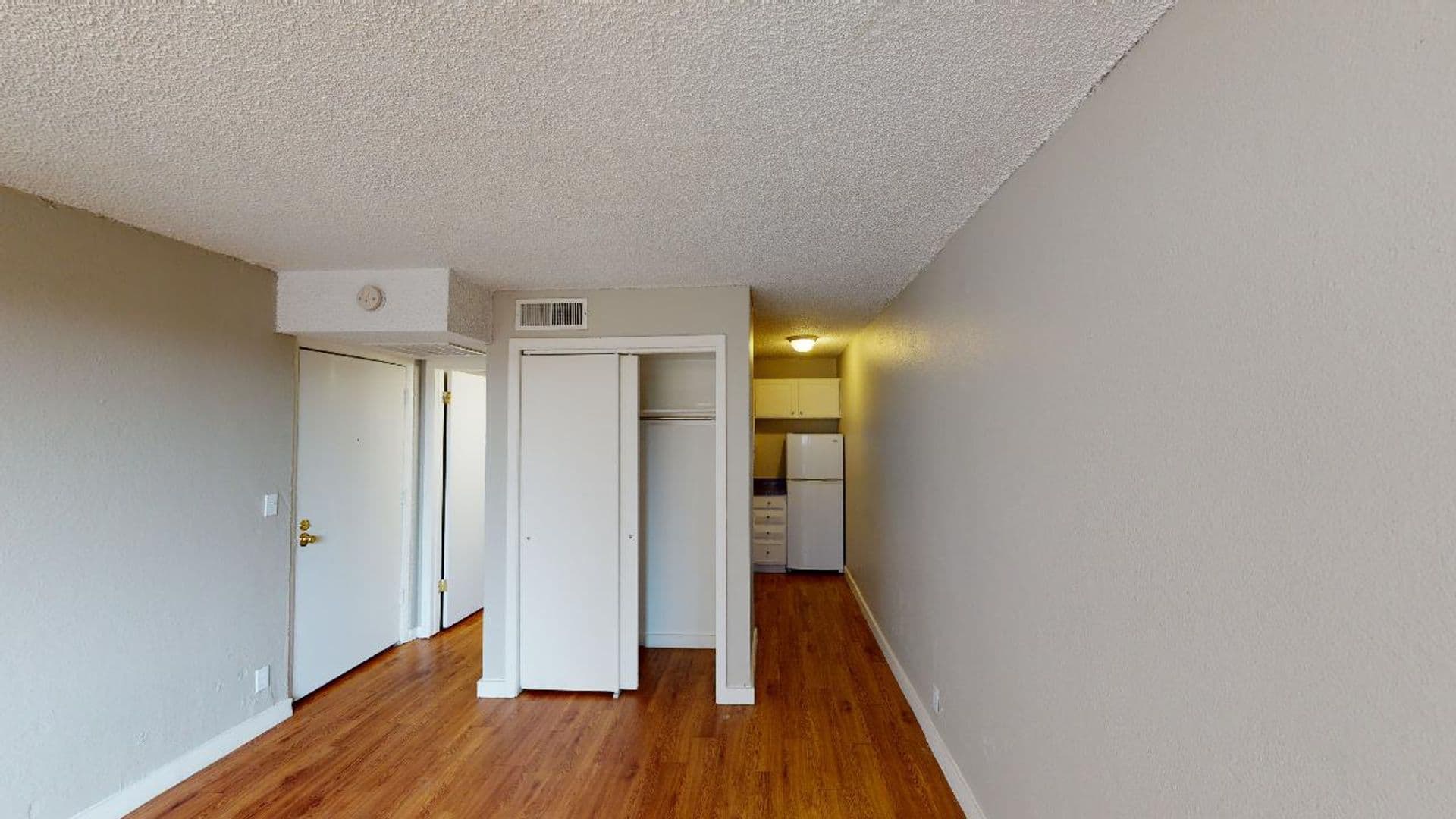 Aurora Apartment: 1945 Peoria St