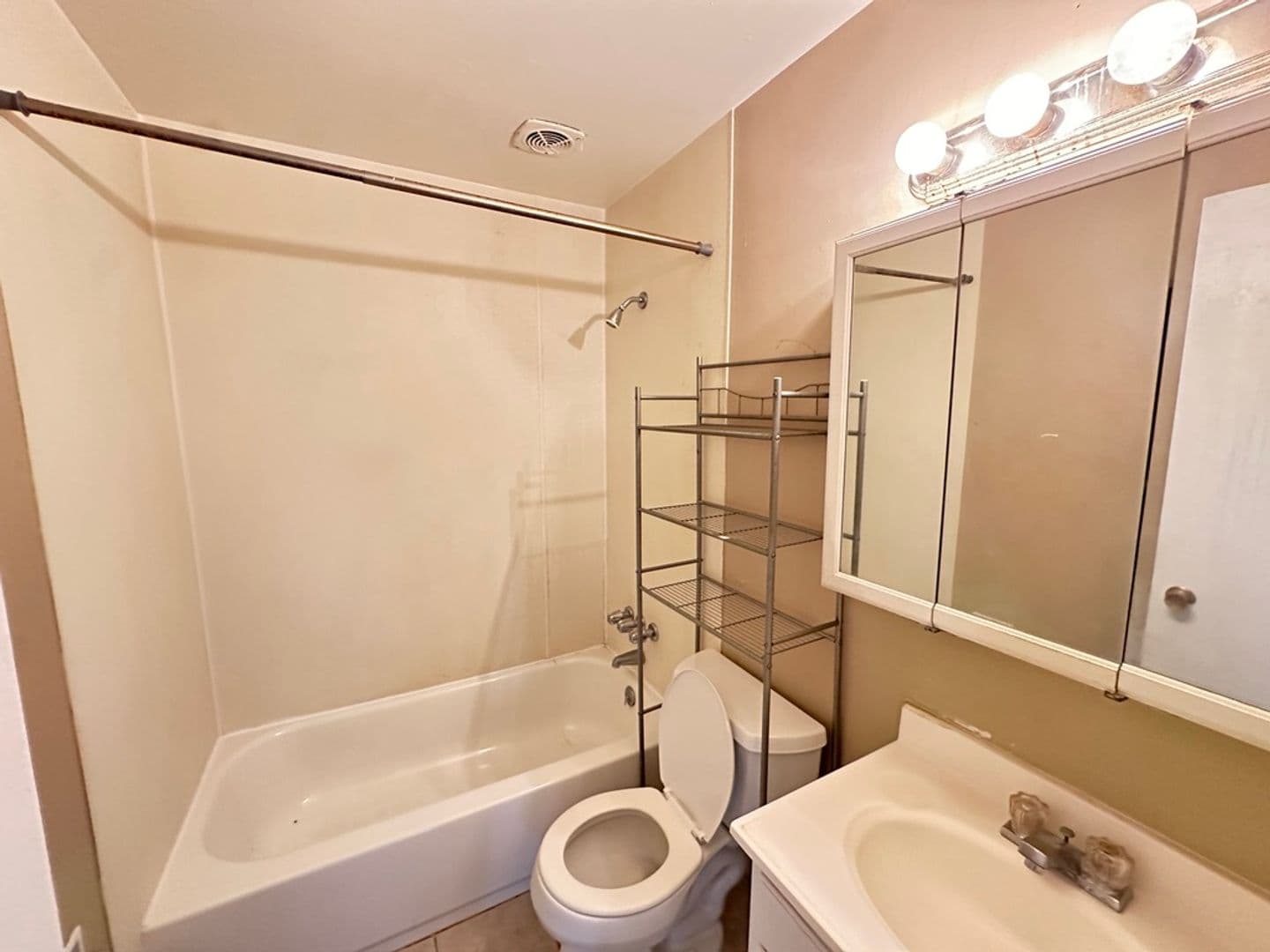 Lakewood Apartment: 1020 Carr St