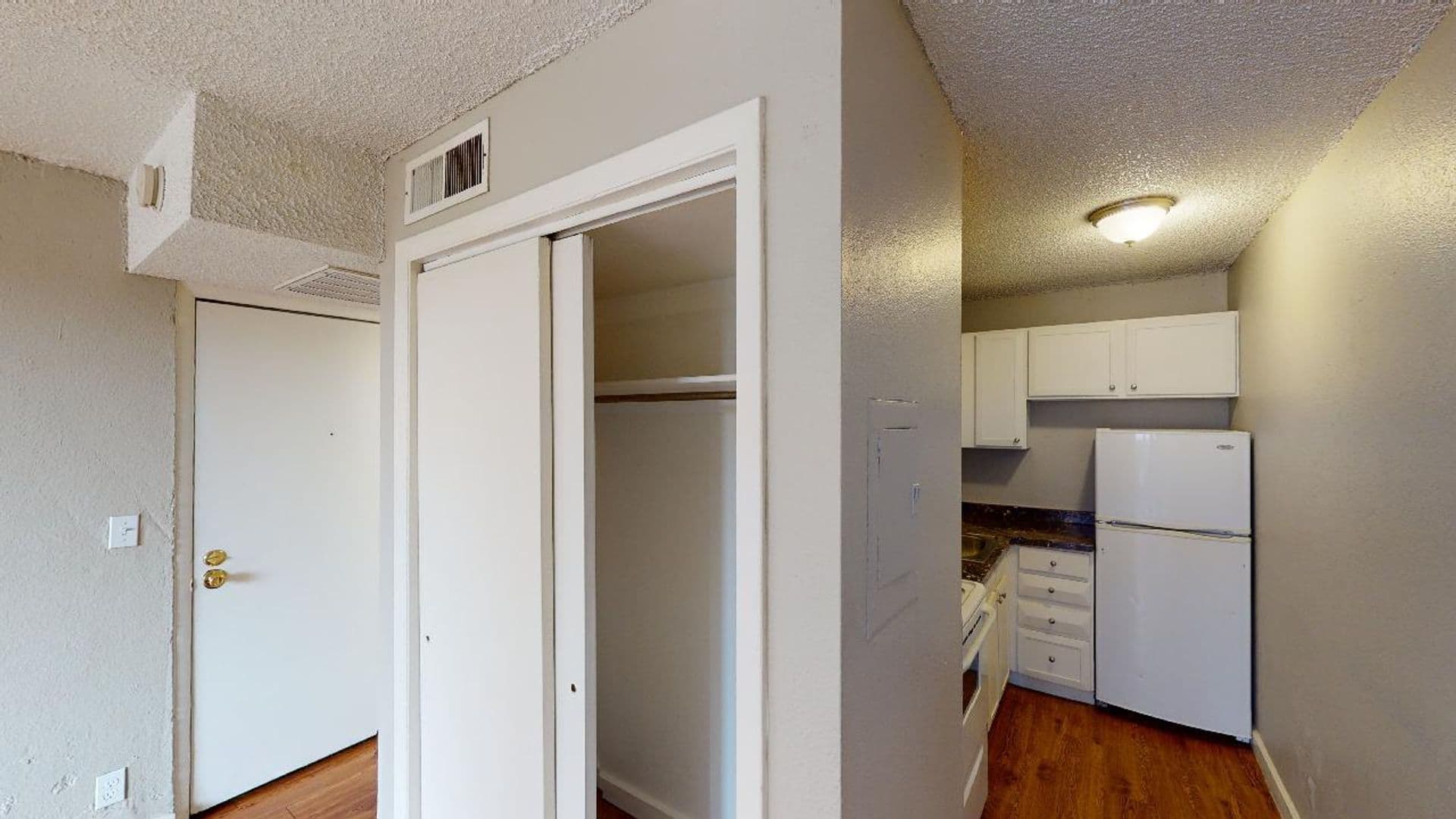 Aurora Apartment: 1945 Peoria St