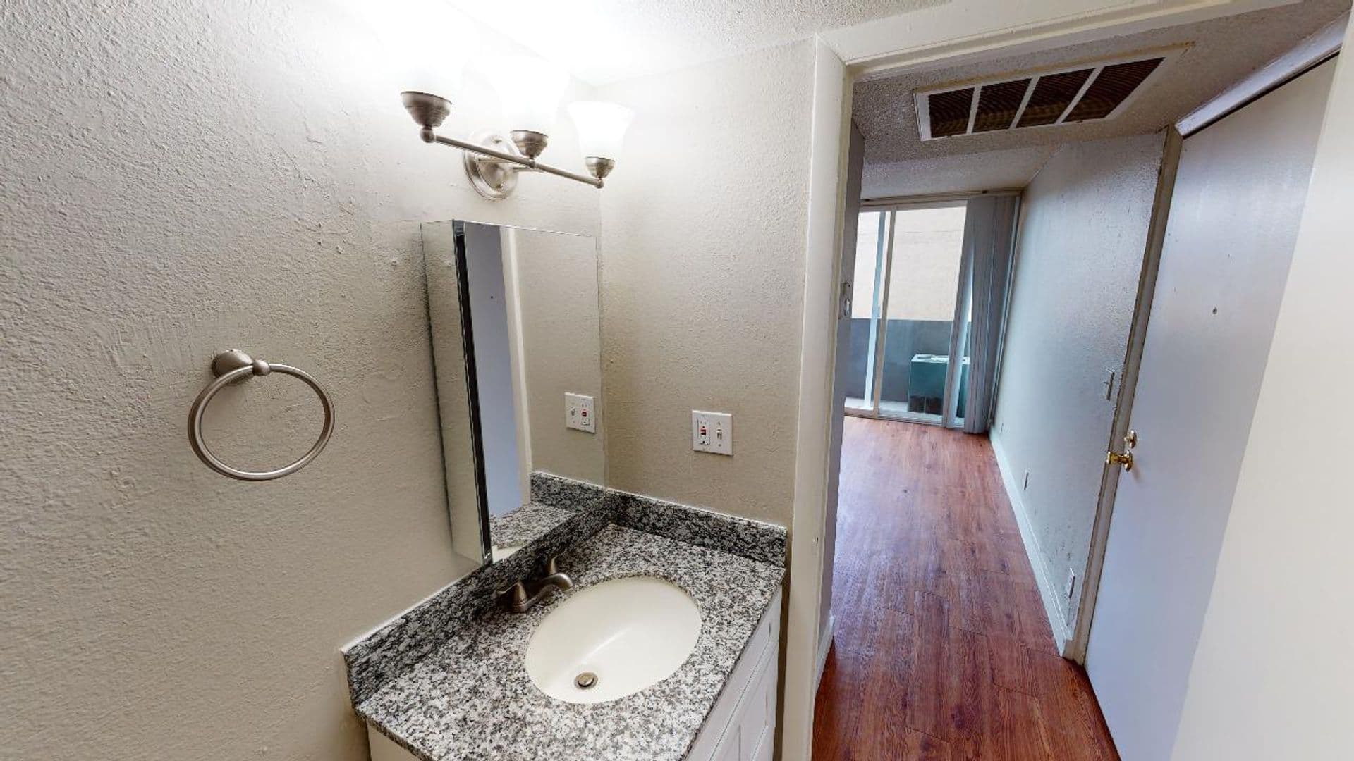 Aurora Apartment: 1945 Peoria St