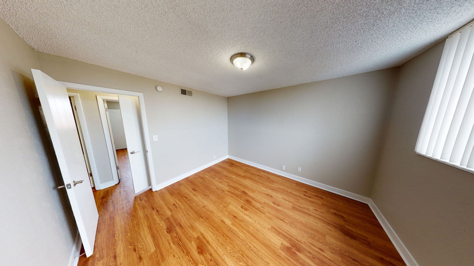 Aurora Apartment: 1945 Peoria St