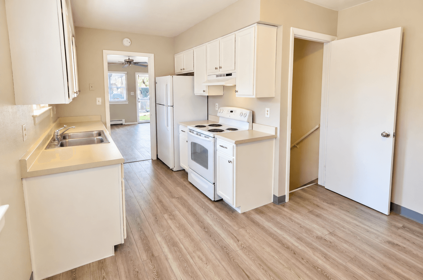 Centennial Apartment: 5750-5760 S Pennsylvania St