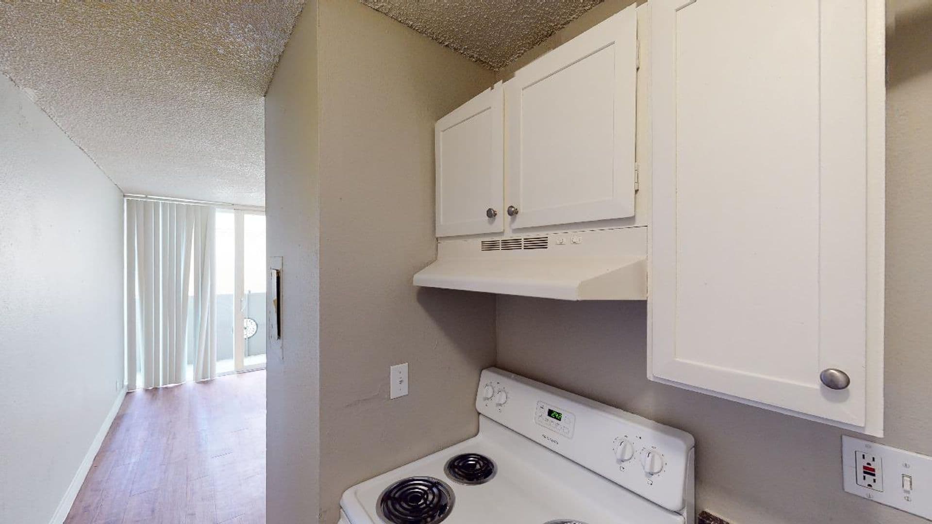 Aurora Apartment: 1945 Peoria St
