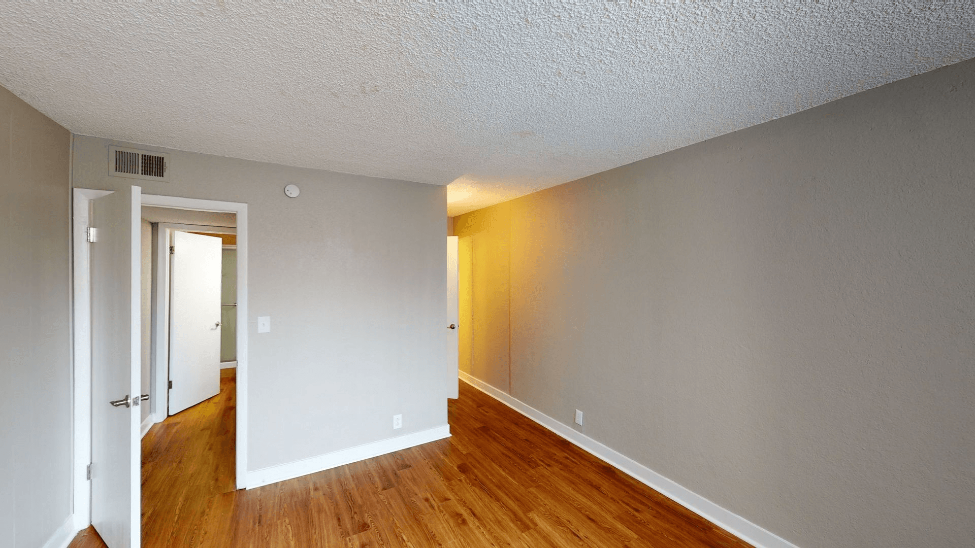 Aurora Apartment: 1945 Peoria St