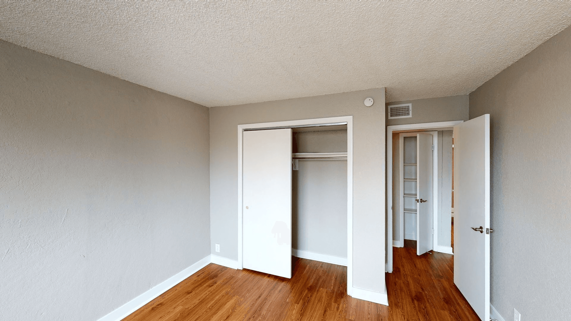 Aurora Apartment: 1945 Peoria St