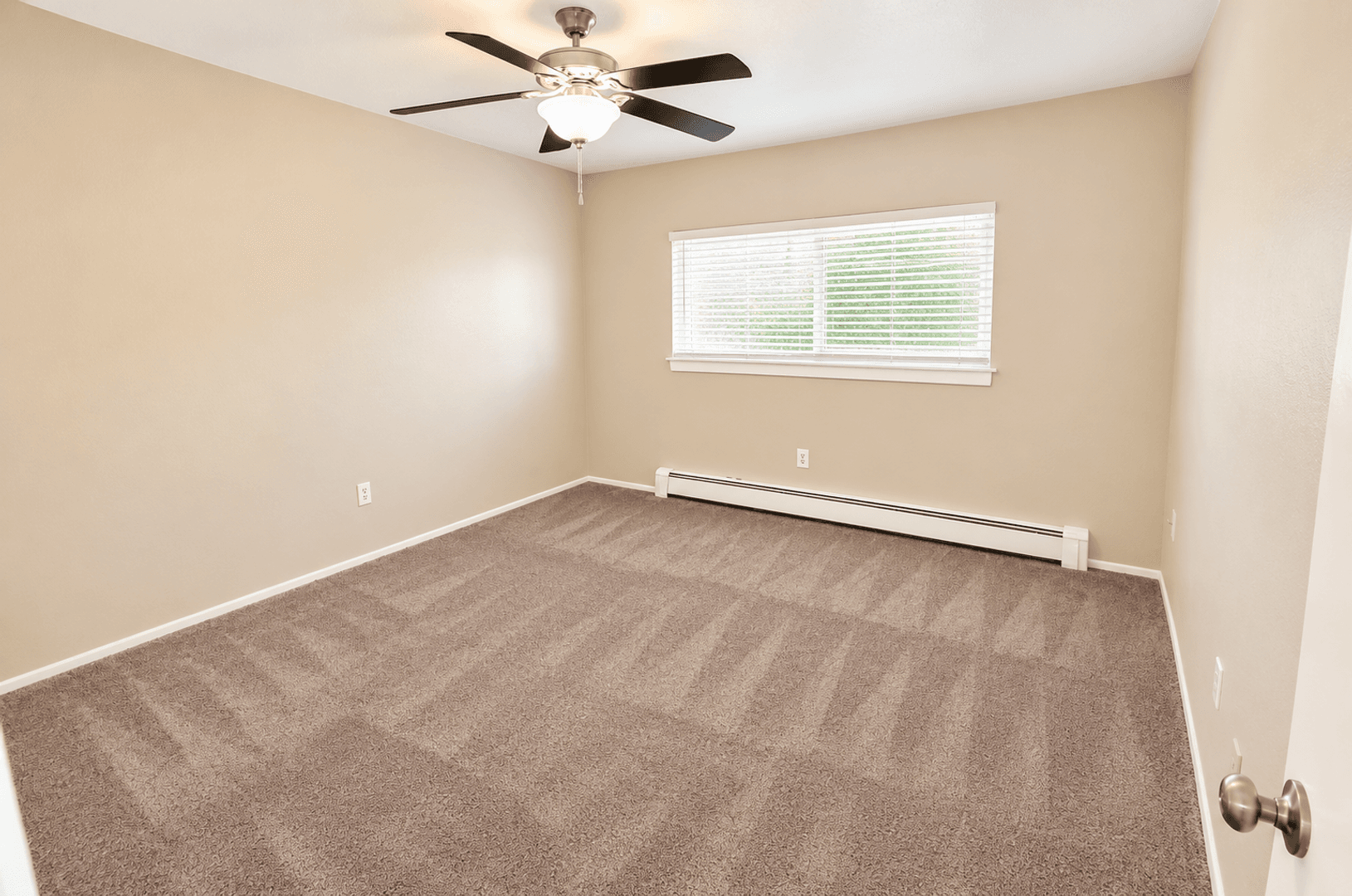 Centennial Apartment: 5750-5760 S Pennsylvania St