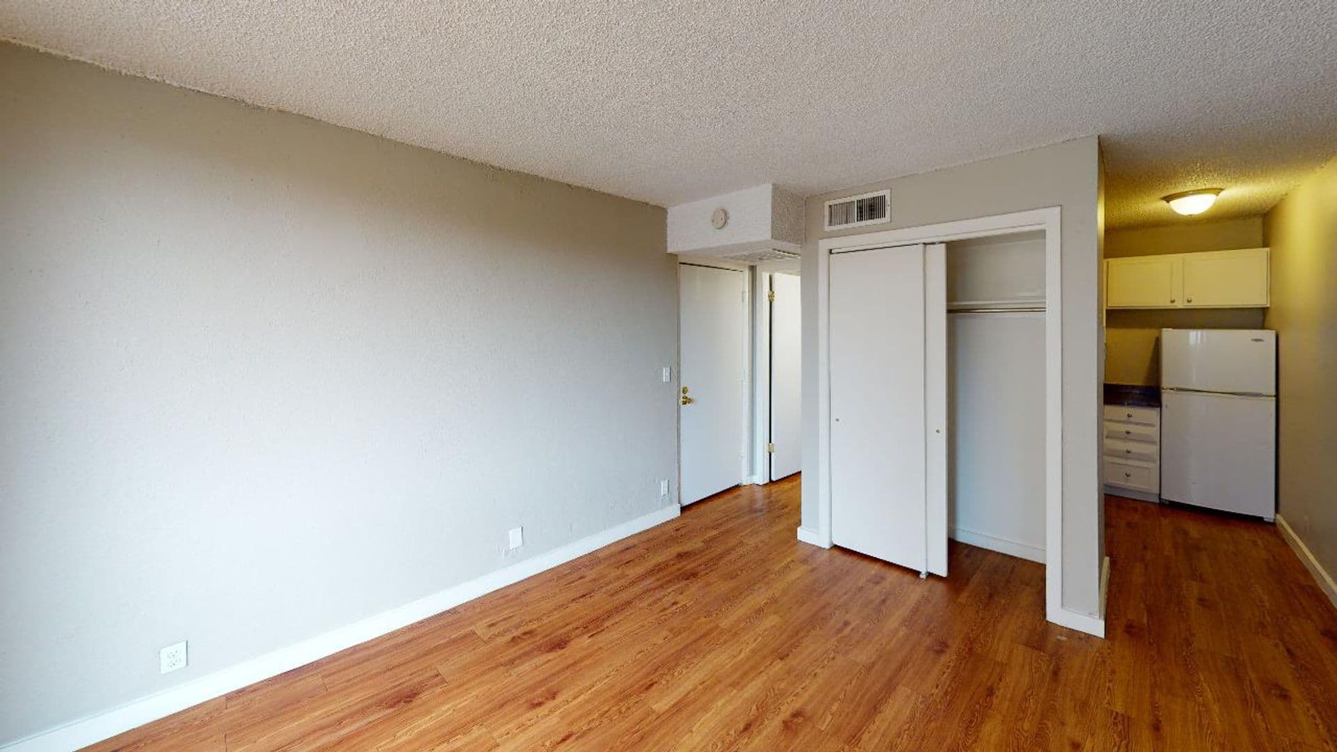 Aurora Apartment: 1945 Peoria St