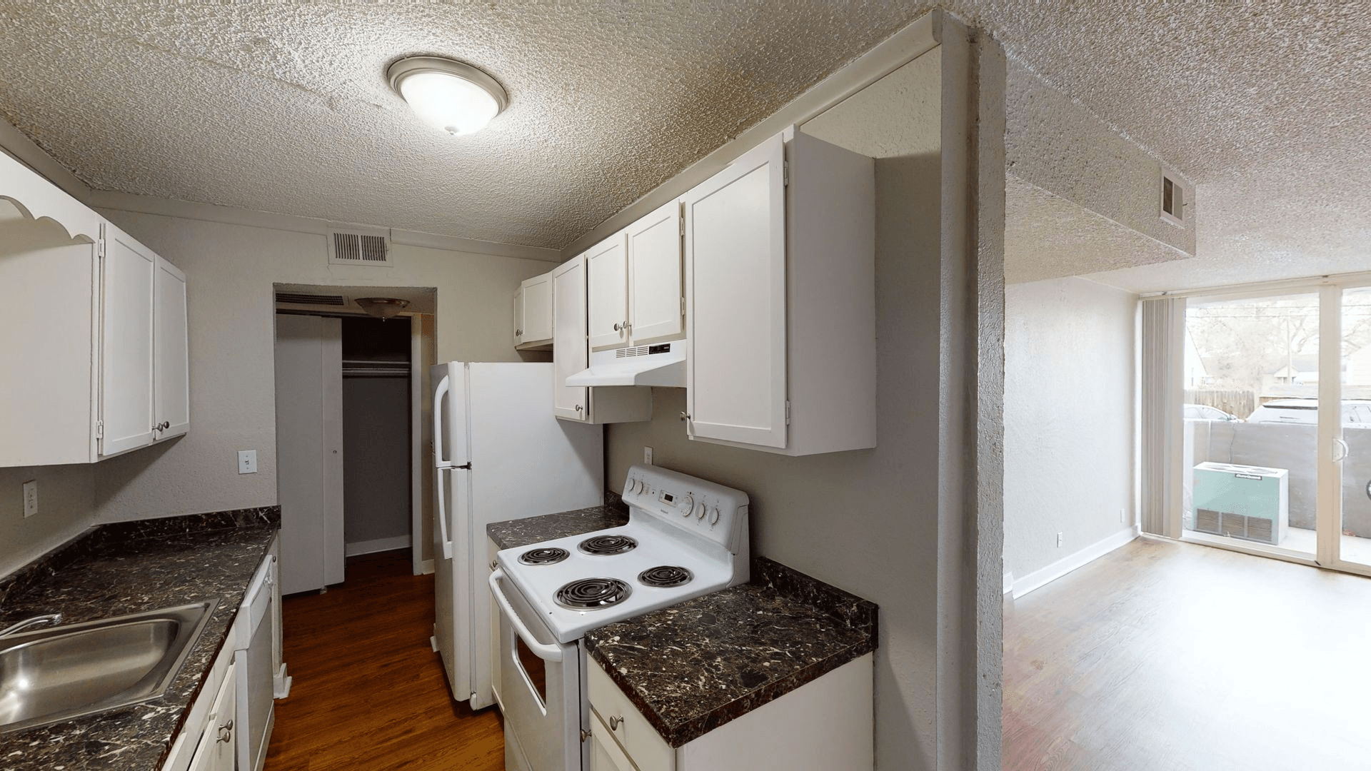 Aurora Apartment: 1945 Peoria St
