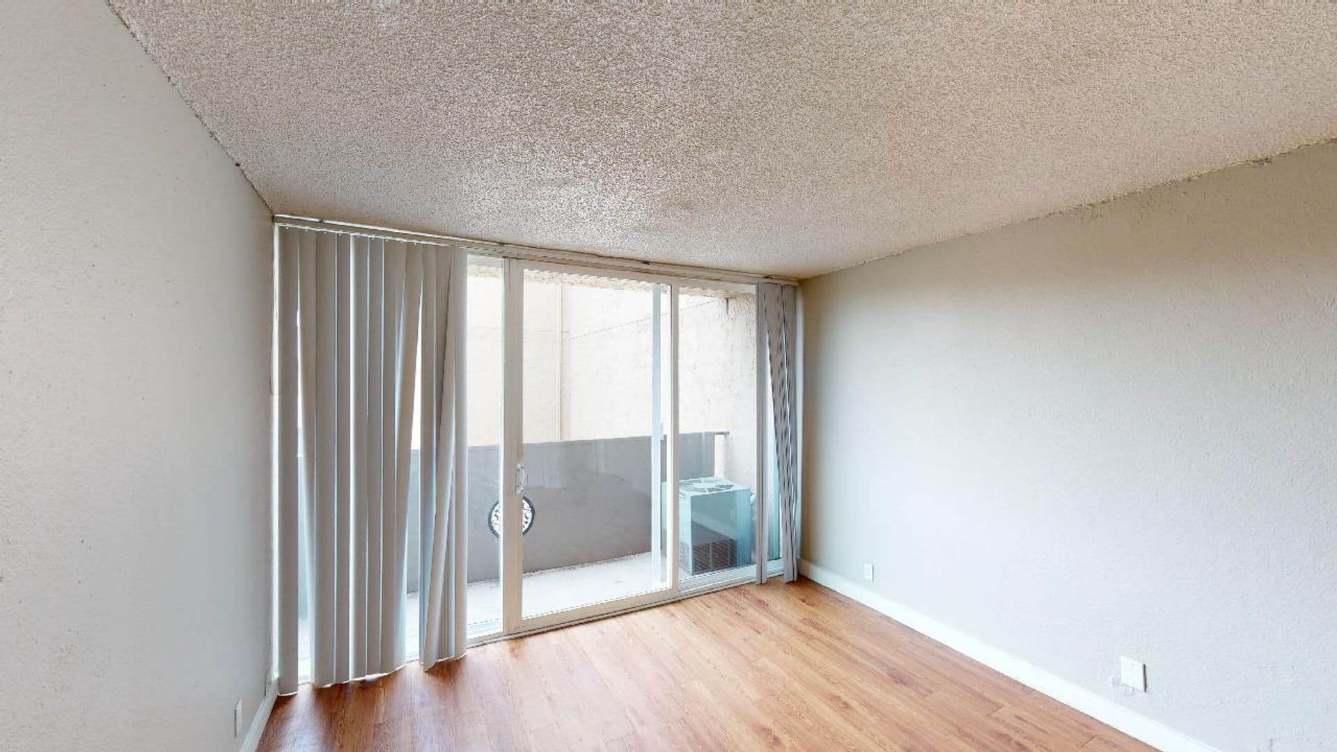 Aurora Apartment: 1945 Peoria St