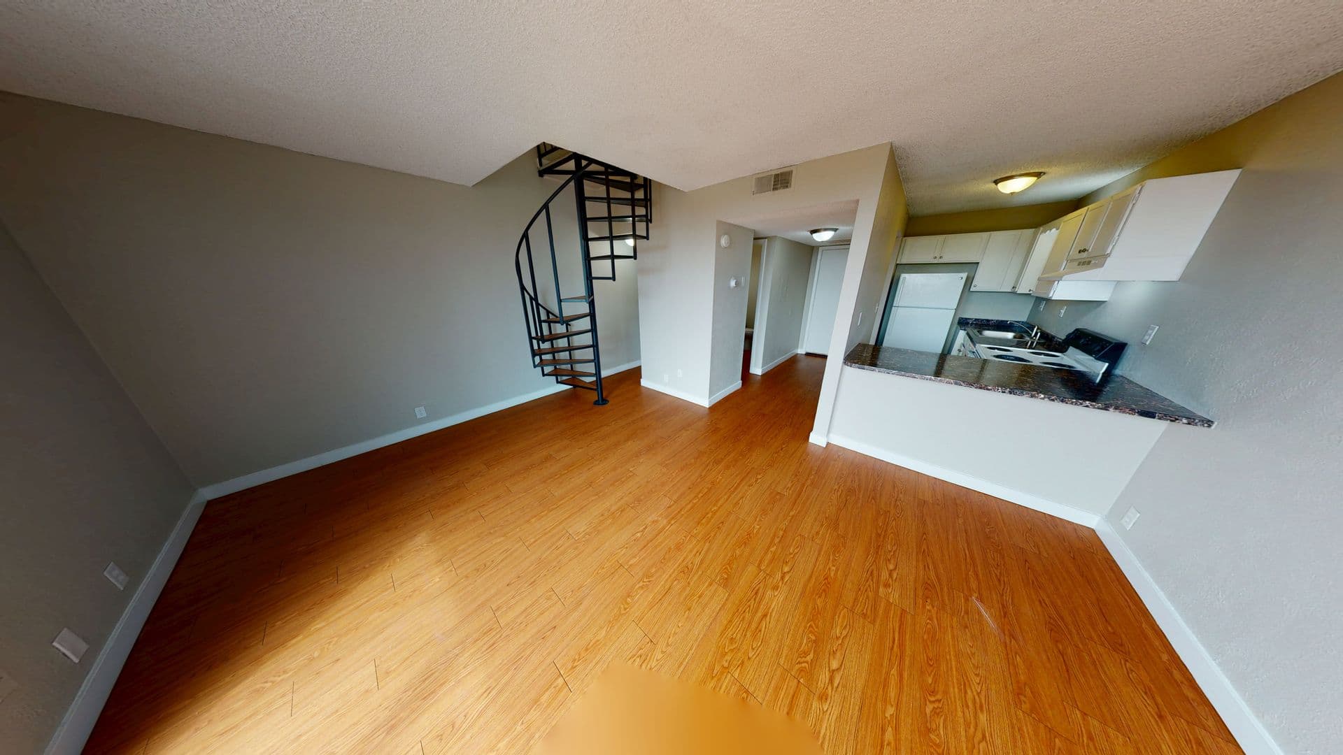 Aurora Apartment: 1945 Peoria St