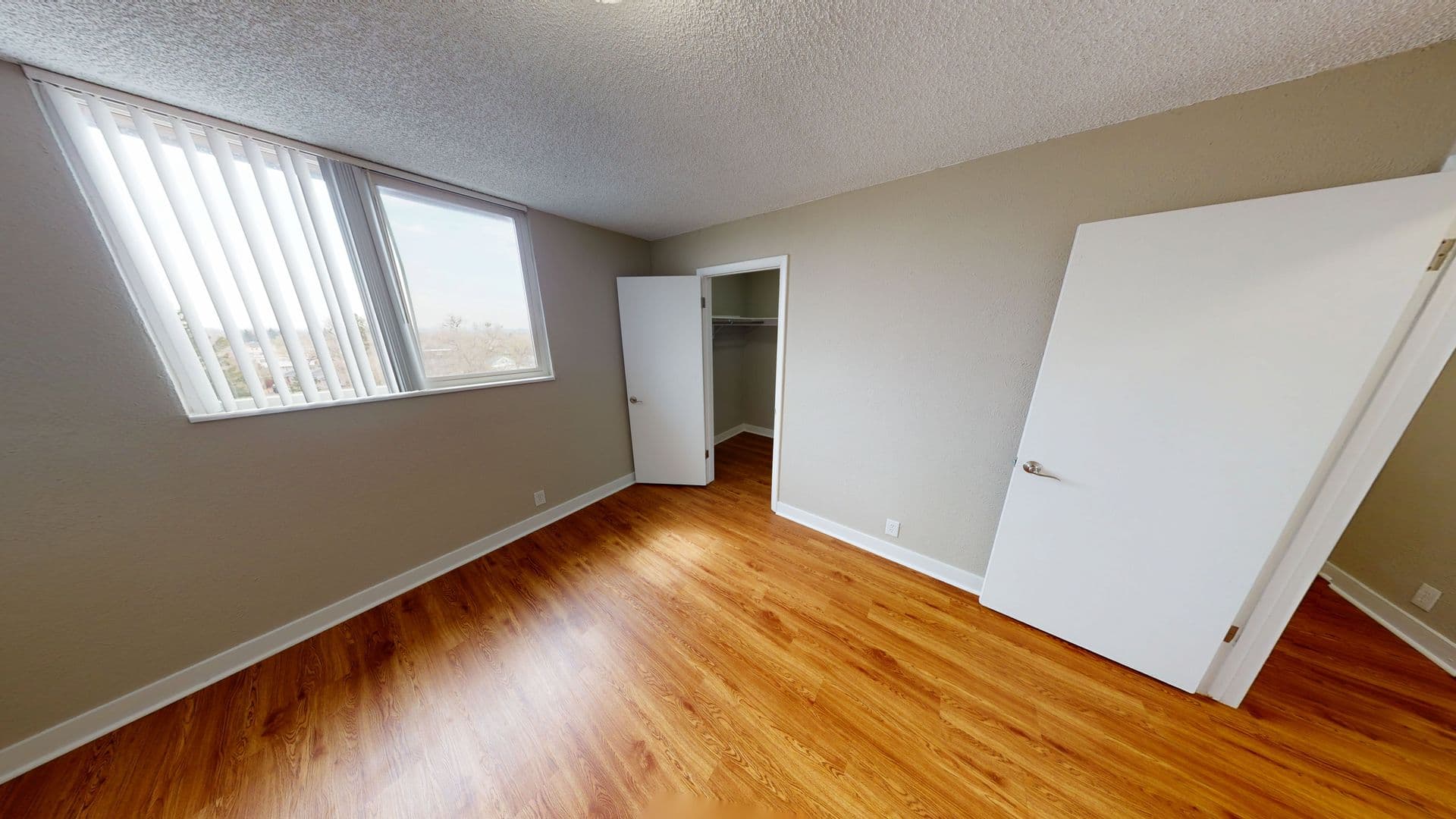 Aurora Apartment: 1945 Peoria St