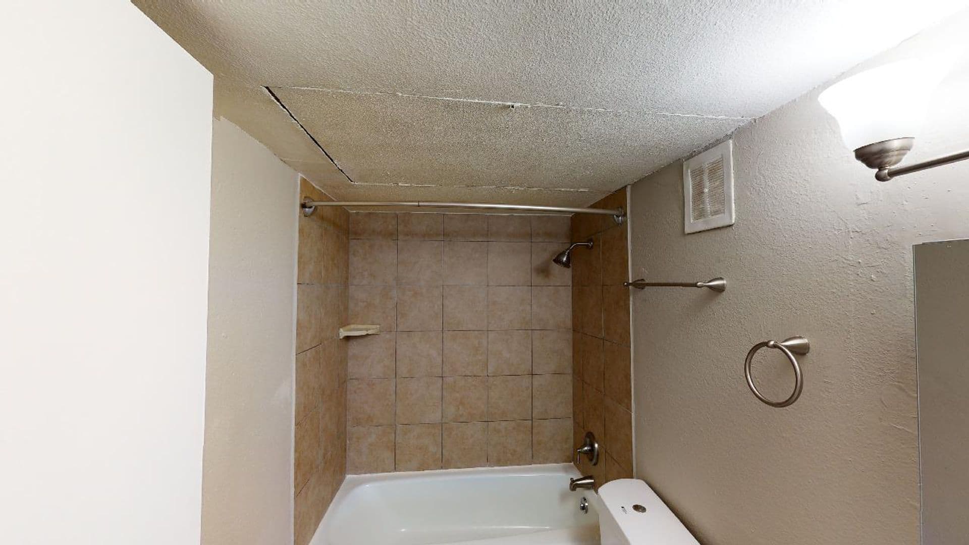 Aurora Apartment: 1945 Peoria St