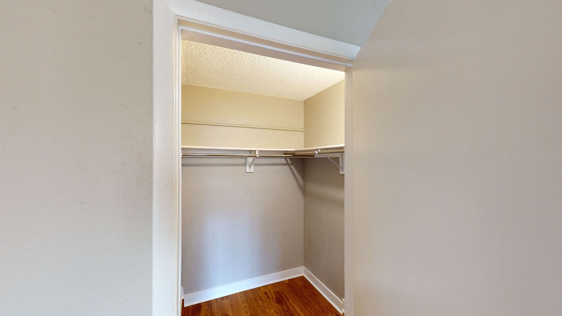 Aurora Apartment: 1945 Peoria St