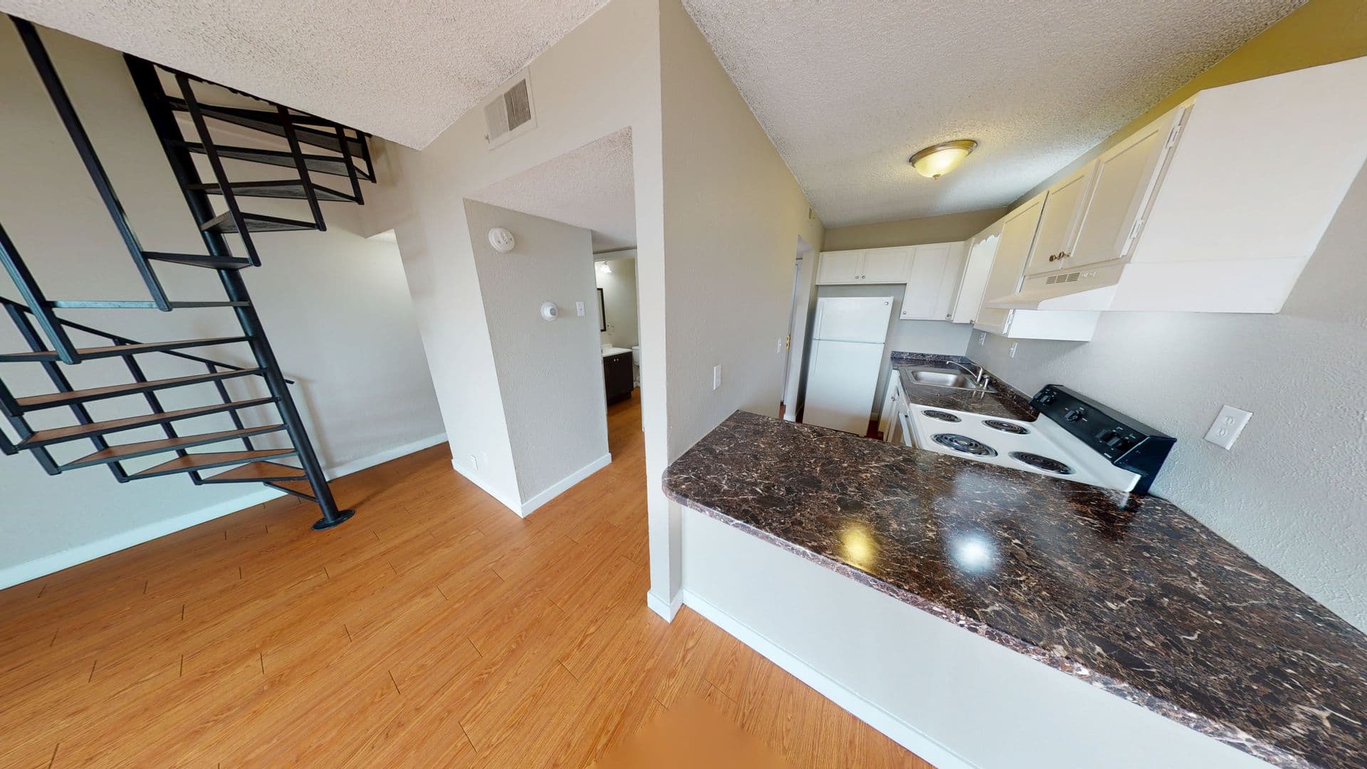 Aurora Apartment: 1945 Peoria St