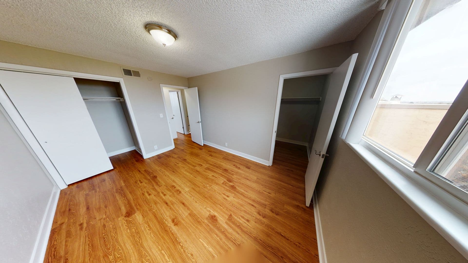Aurora Apartment: 1945 Peoria St