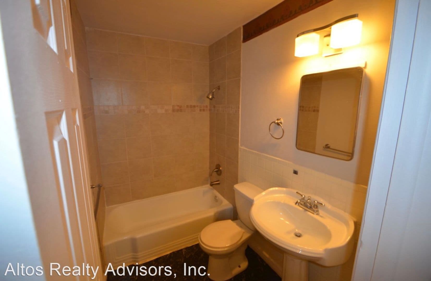 Lakewood Apartment: 1020-1028 Balsam St