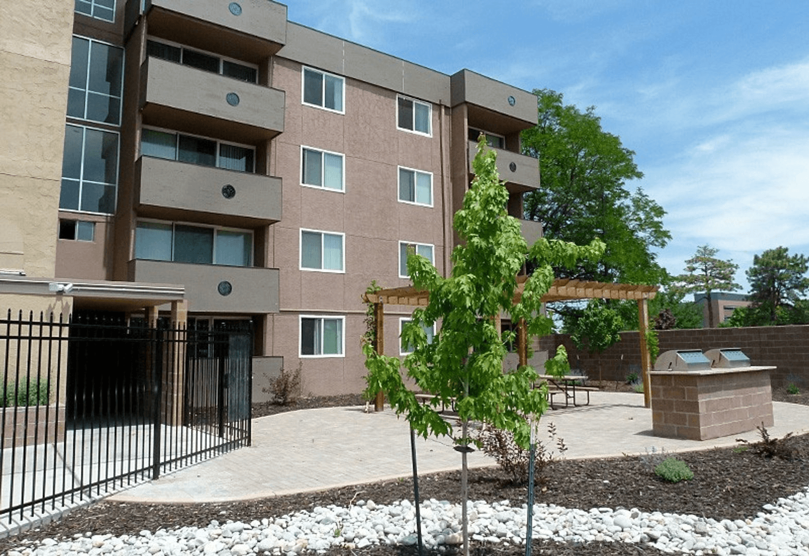 Aurora Apartment: 1945 Peoria St