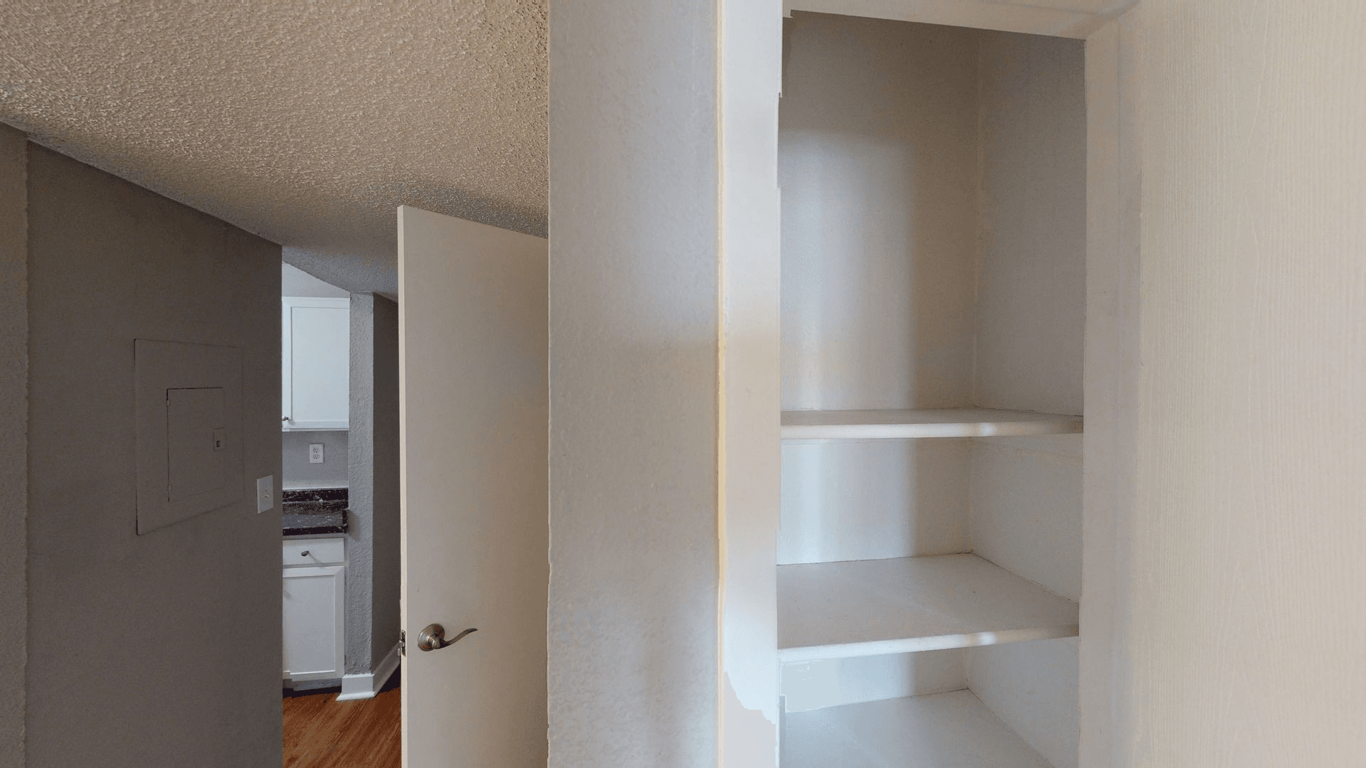 Aurora Apartment: 1945 Peoria St