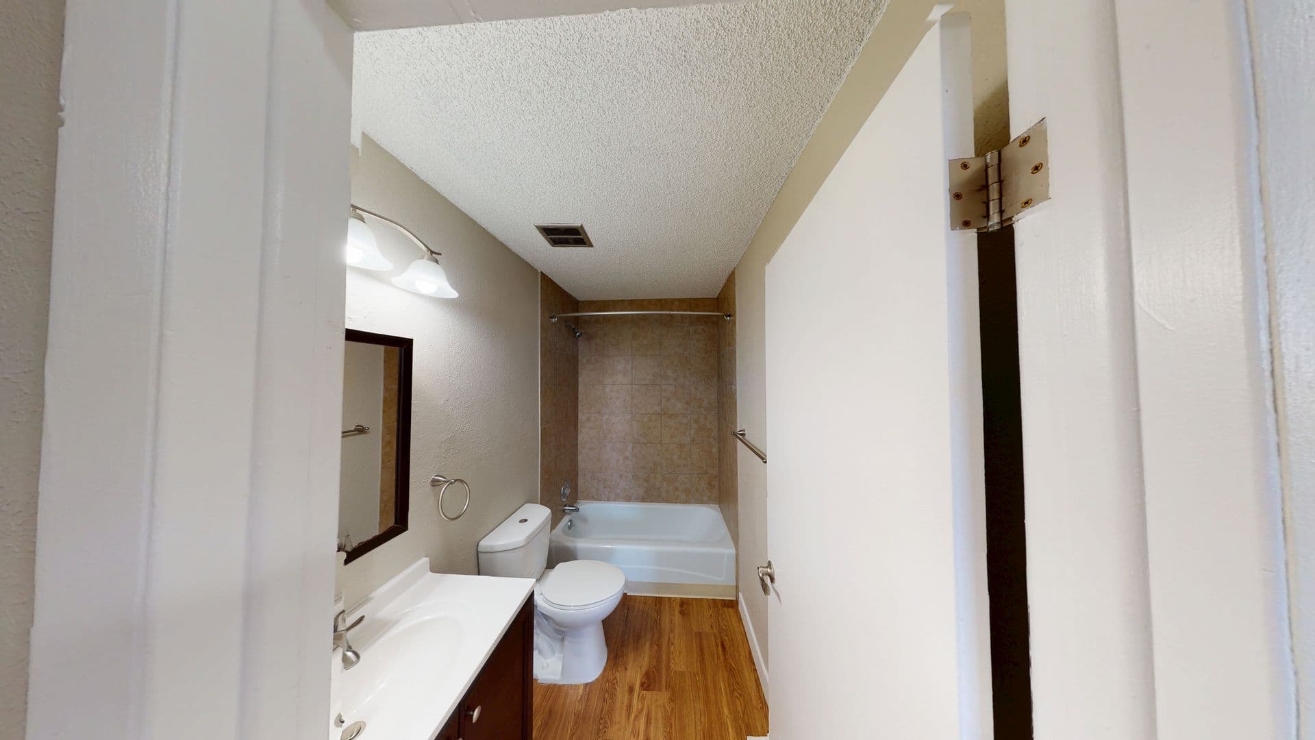 Aurora Apartment: 1945 Peoria St