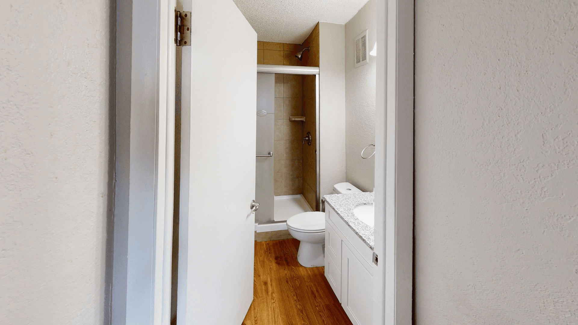 Aurora Apartment: 1945 Peoria St