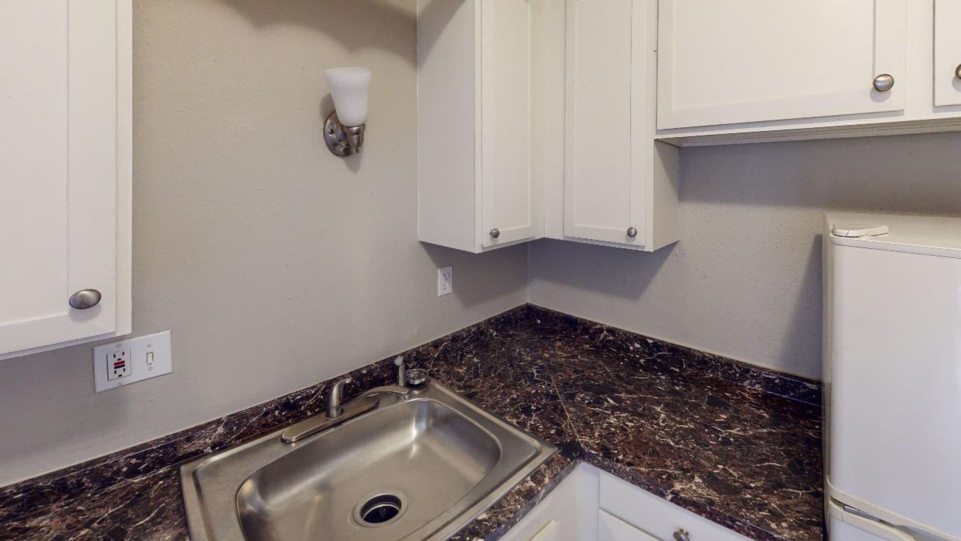 Aurora Apartment: 1945 Peoria St