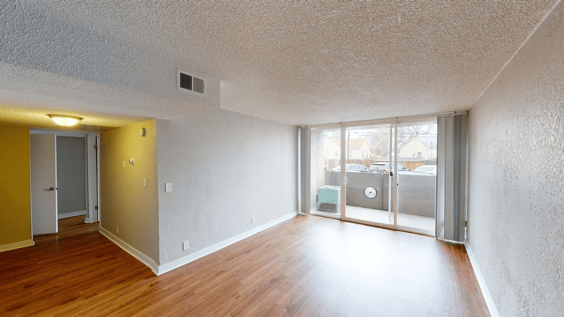 Aurora Apartment: 1945 Peoria St