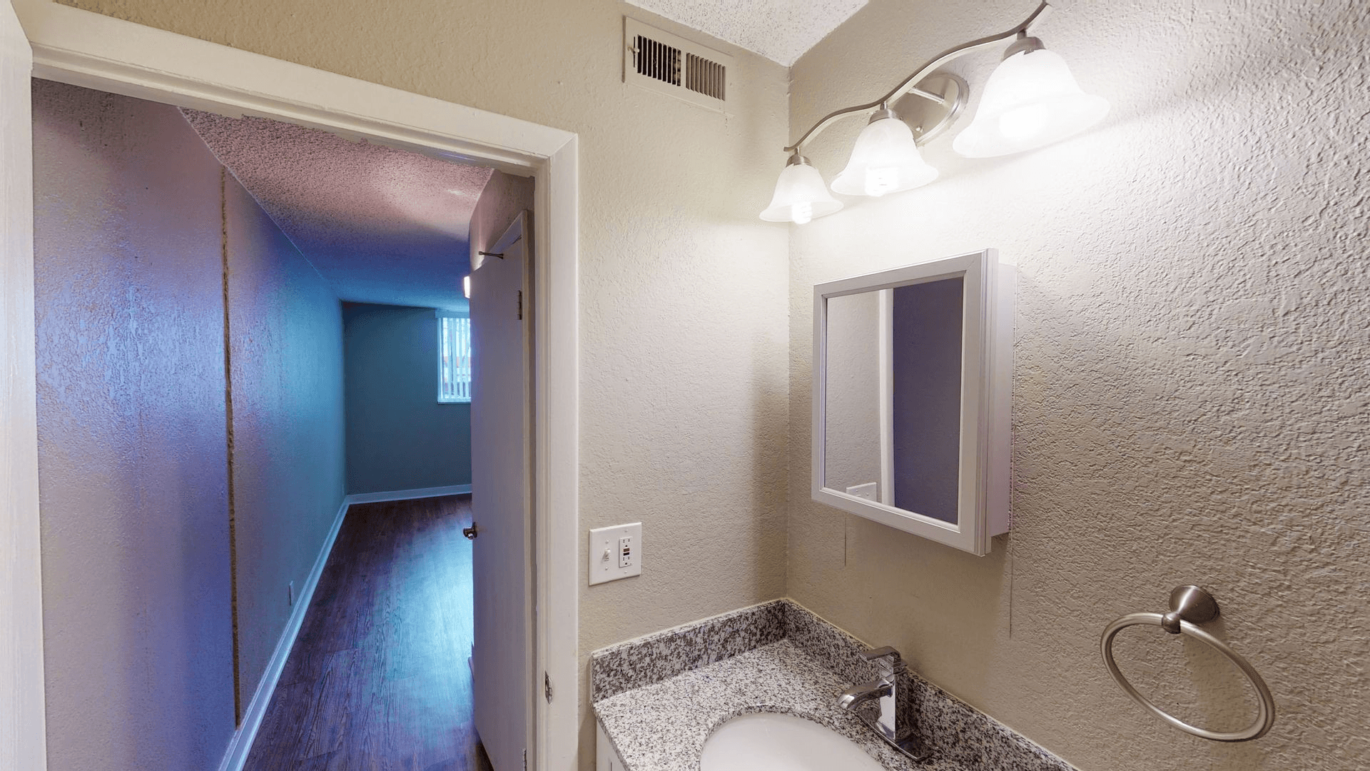 Aurora Apartment: 1945 Peoria St