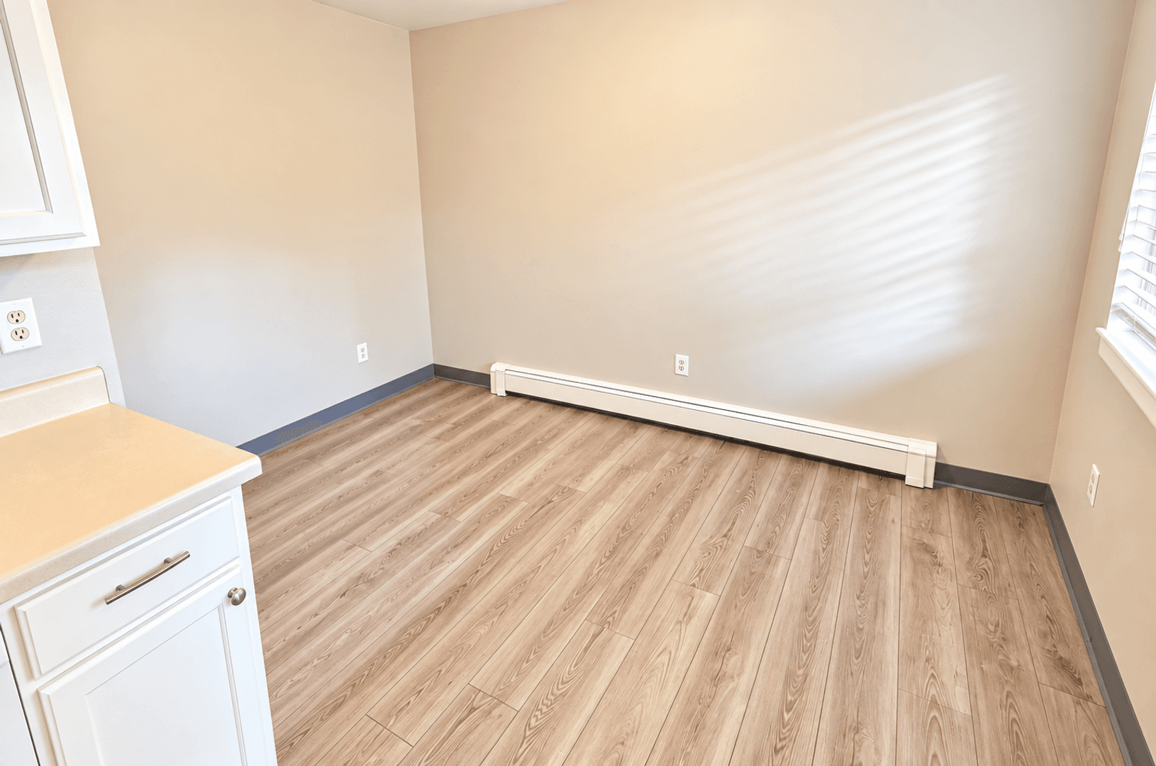 Centennial Apartment: 5750-5760 S Pennsylvania St