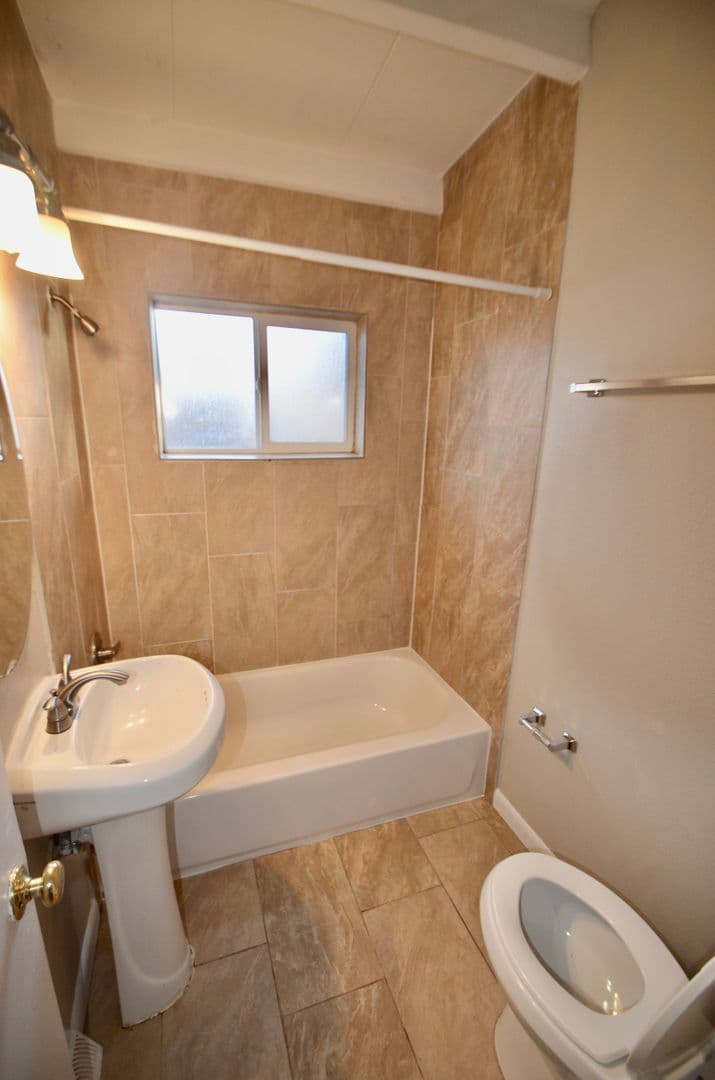 Edgewater Apartment: 2240-2246 N Ames St
