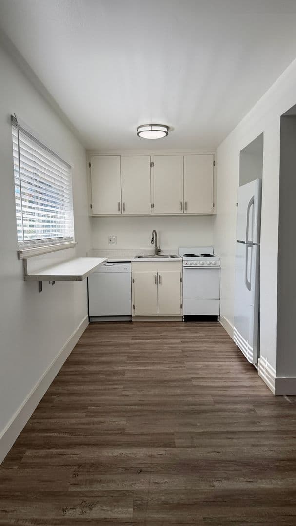 Burlingame Apartment: 1239 Oak Grove Avenue