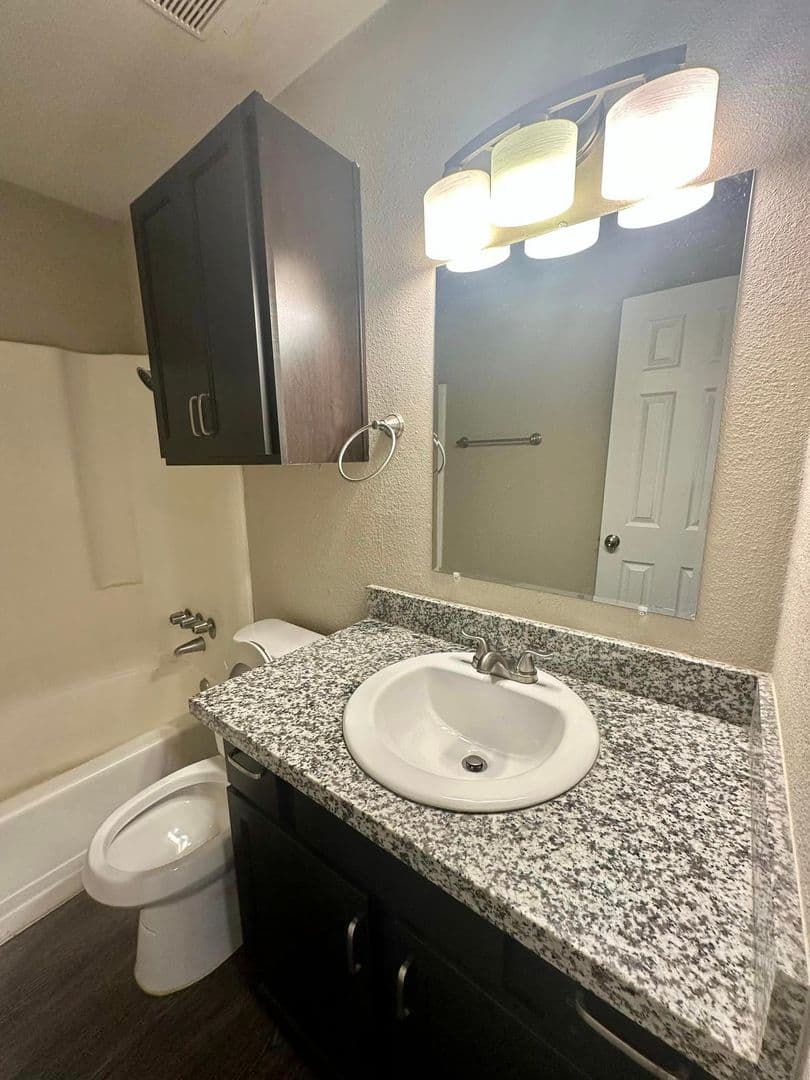 Oklahoma City Apartment: 9200 N MACARTHUR BLVD