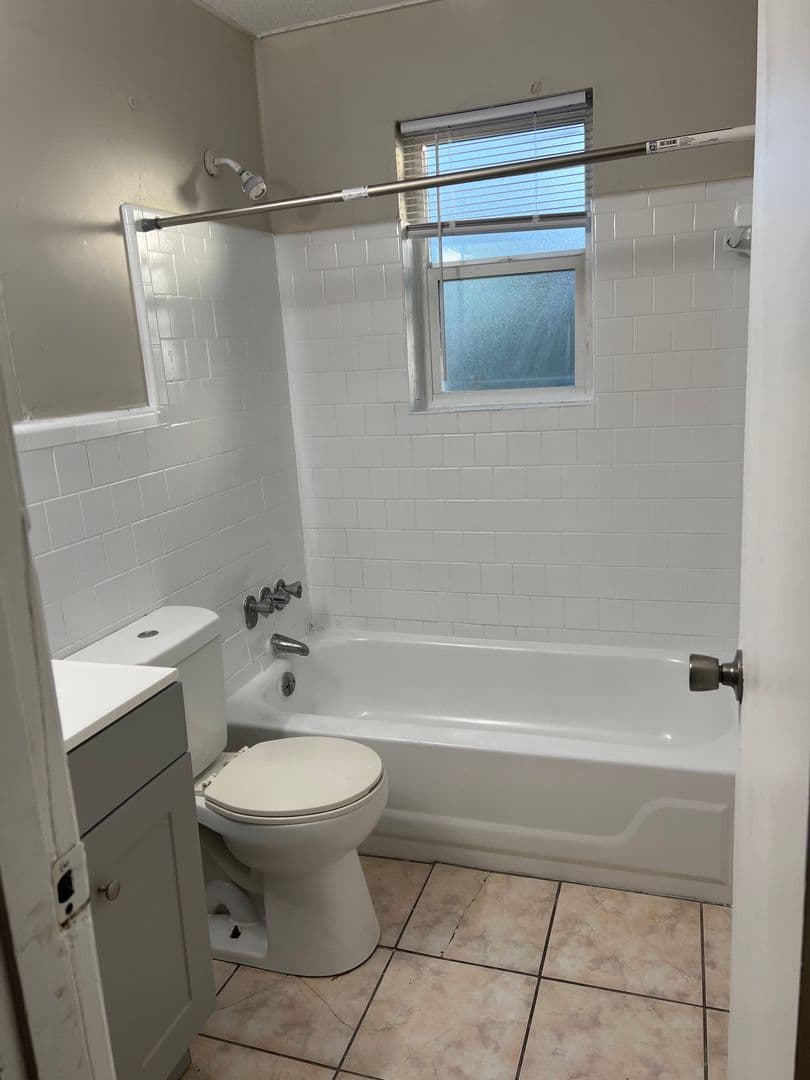 Morrow Apartment: 6252 N Lee St