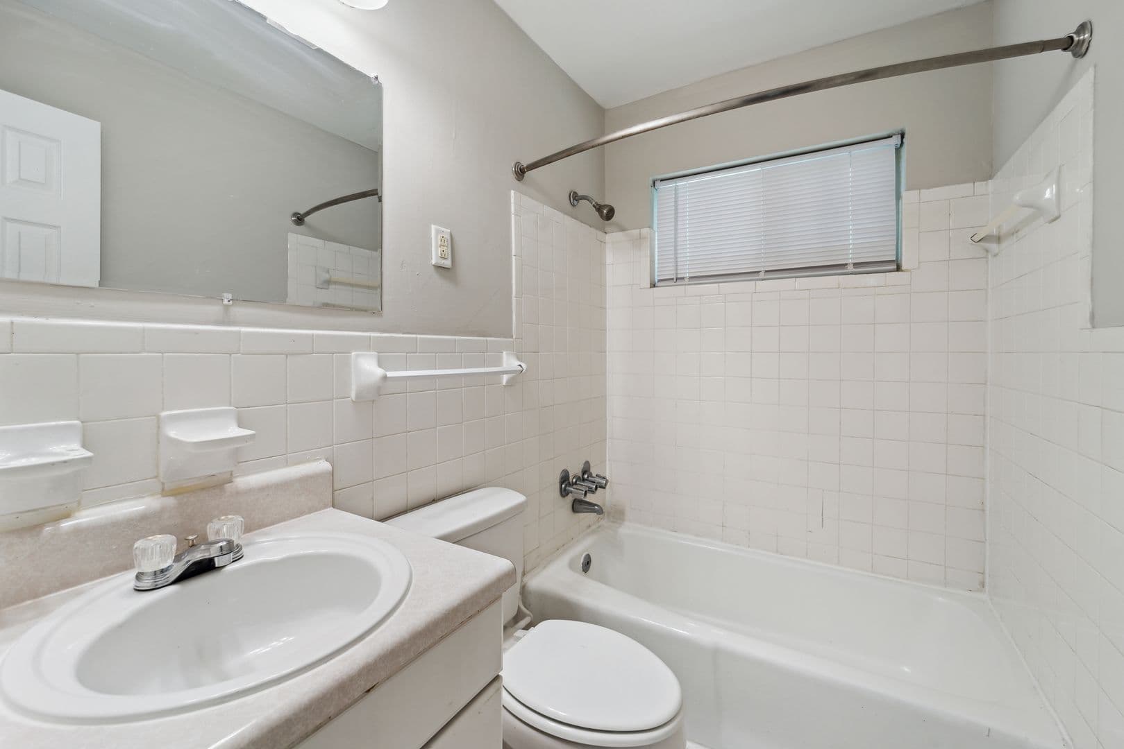Dalton Apartment: 1219 W. Emery Street