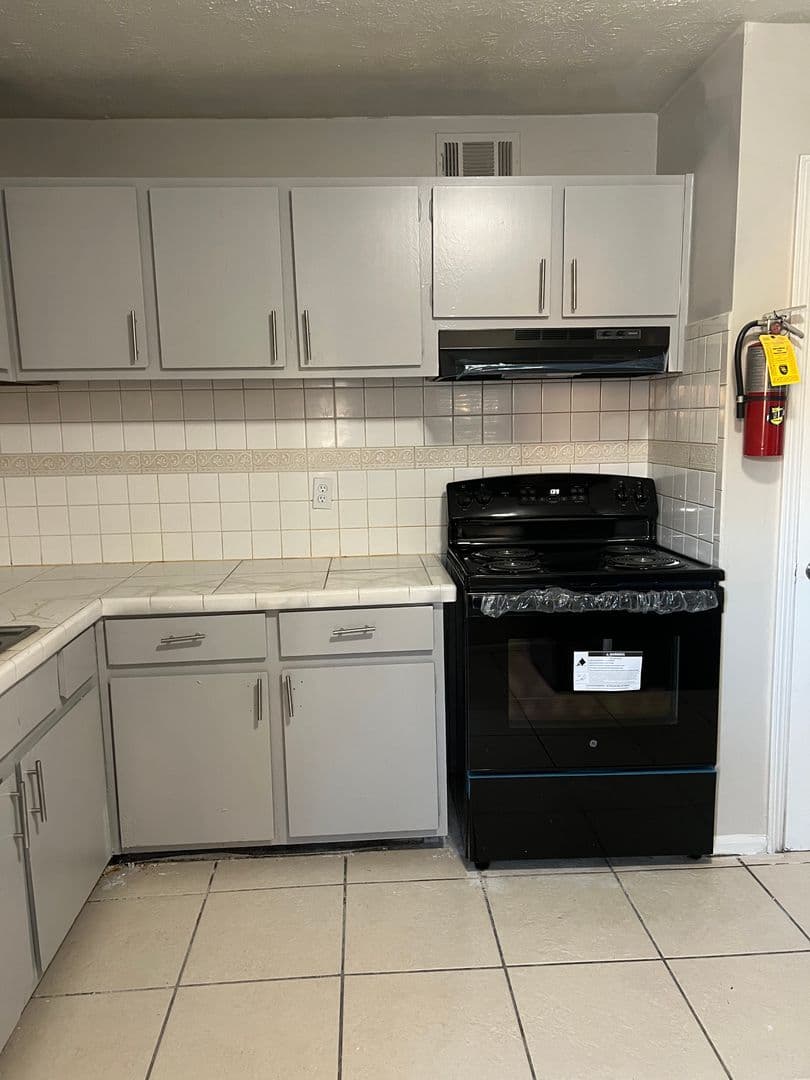 Morrow Apartment: 6252 N Lee St