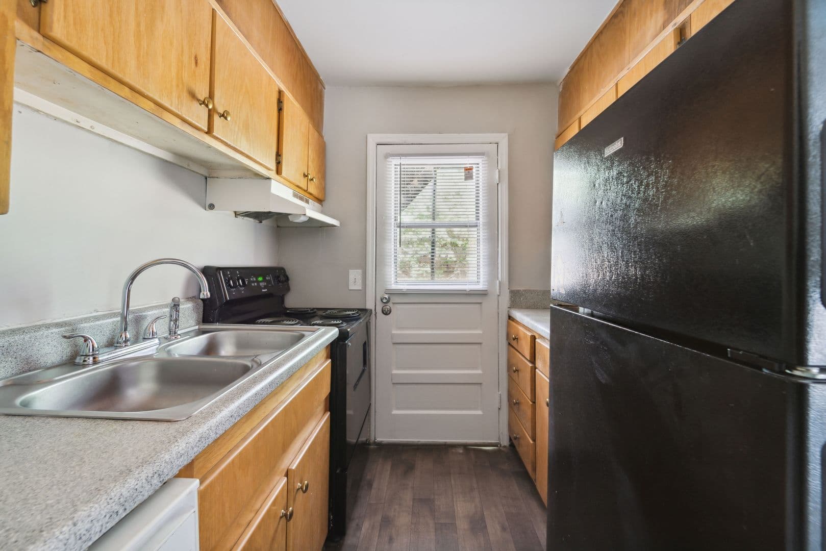 Dalton Apartment: 1219 W. Emery Street