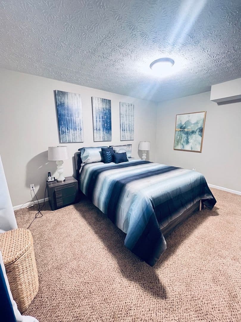 Morrow Apartment: 6252 N Lee St