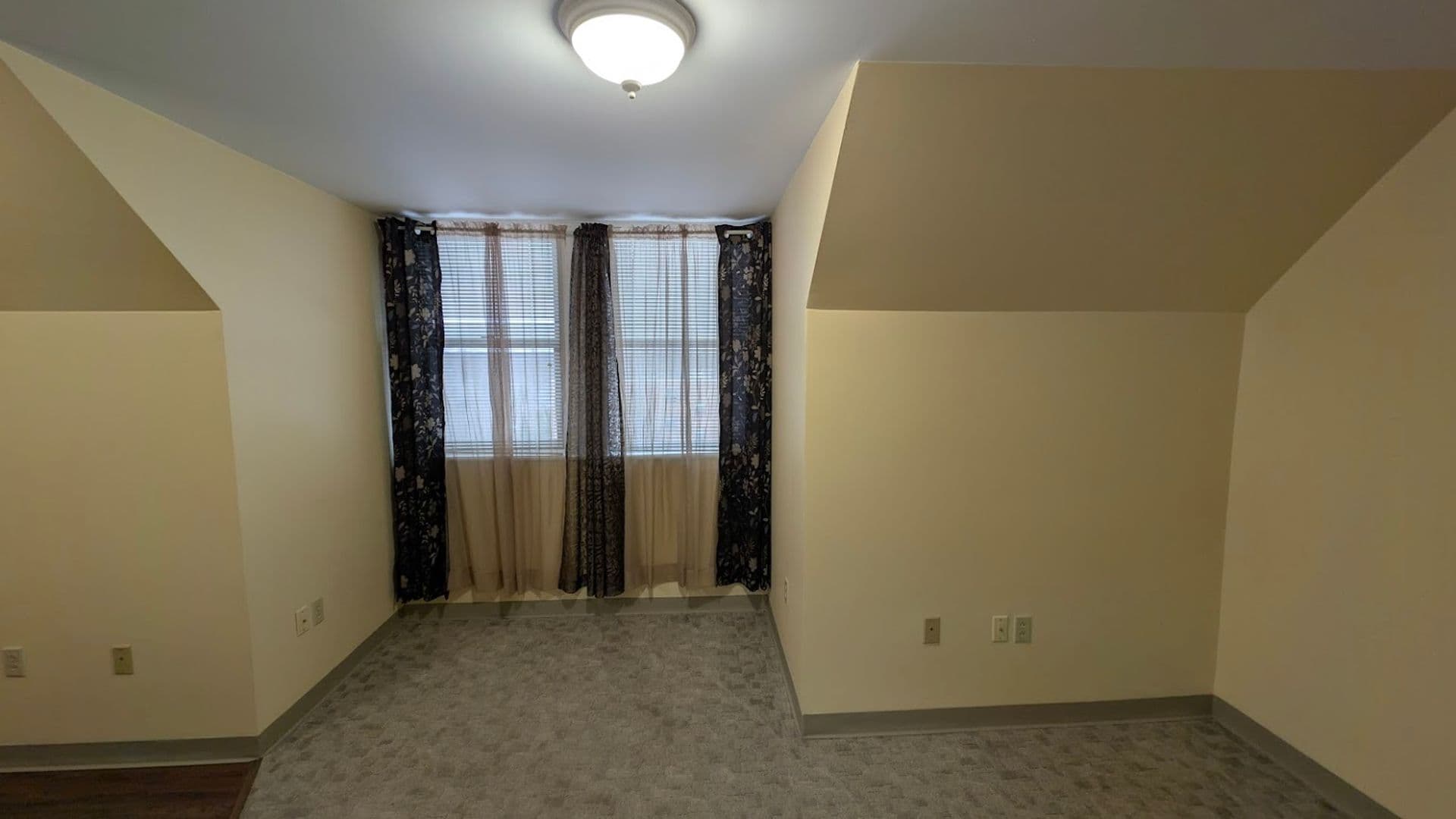 New Castle Apartment: 320 E Lincoln Ave. - Apt. #402
