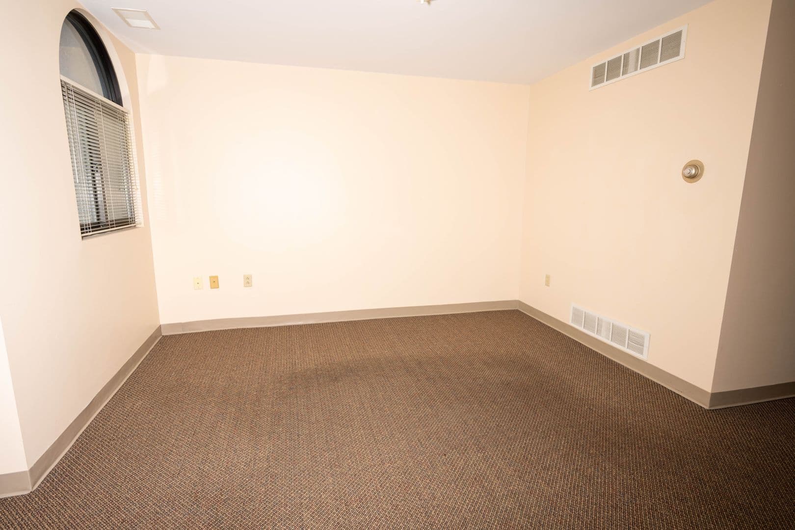 New Castle Apartment: 320 E Lincoln Ave. - Apt. #401