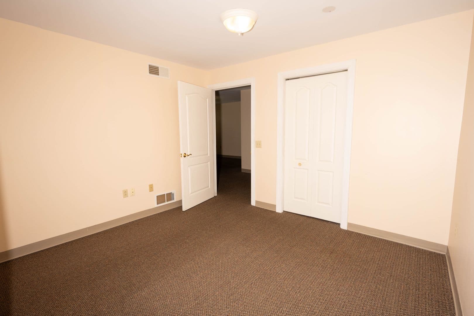 New Castle Apartment: 320 E Lincoln Ave. - Apt. #401